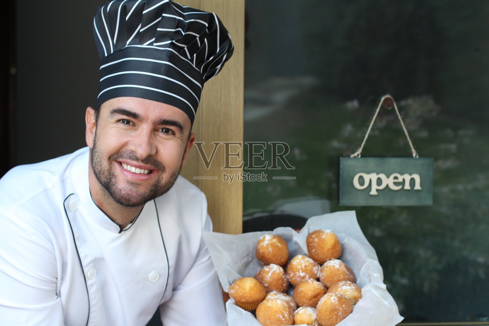 厨师在商务入口处微笑照片摄影图片