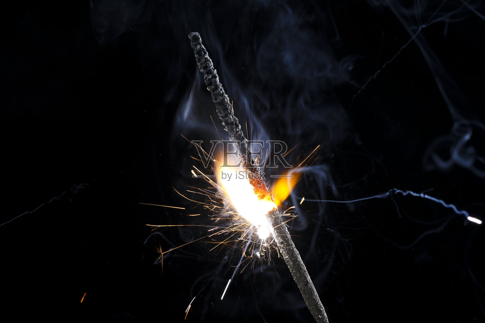 燃烧的烟花排灯节。在印度庆祝排灯节。照片摄影图片