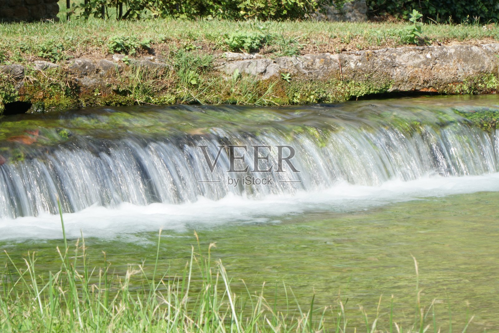 意大利尼法花园的小人工瀑布照片摄影图片
