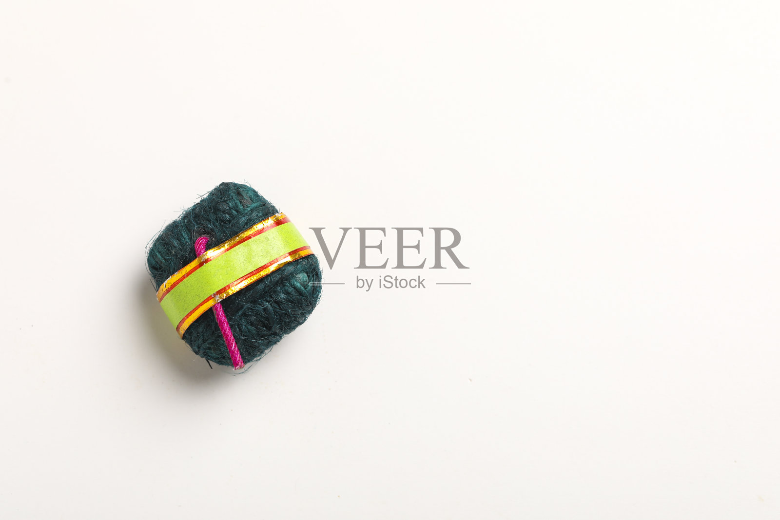 排灯节手工炸弹孤立在白色背景下，照片摄影图片