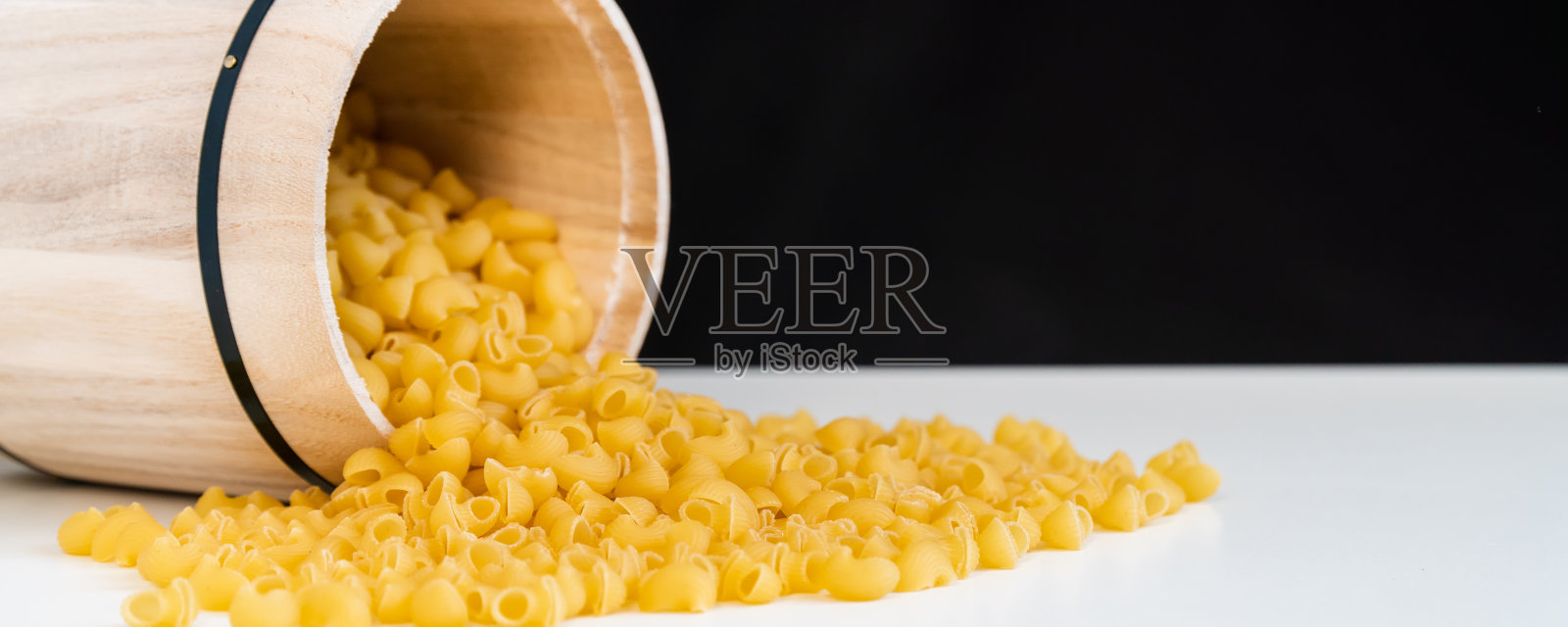 自制的意大利食品，有机全麦素食意大利面，健康的一餐照片摄影图片