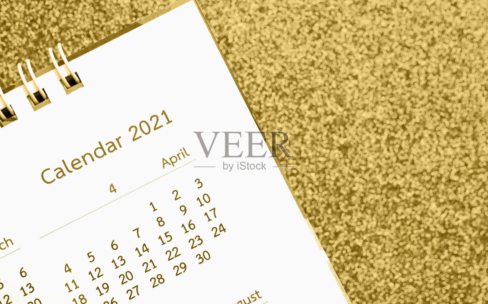 新年快乐2021年日历页关闭在黄金闪闪发光的背景照片摄影图片