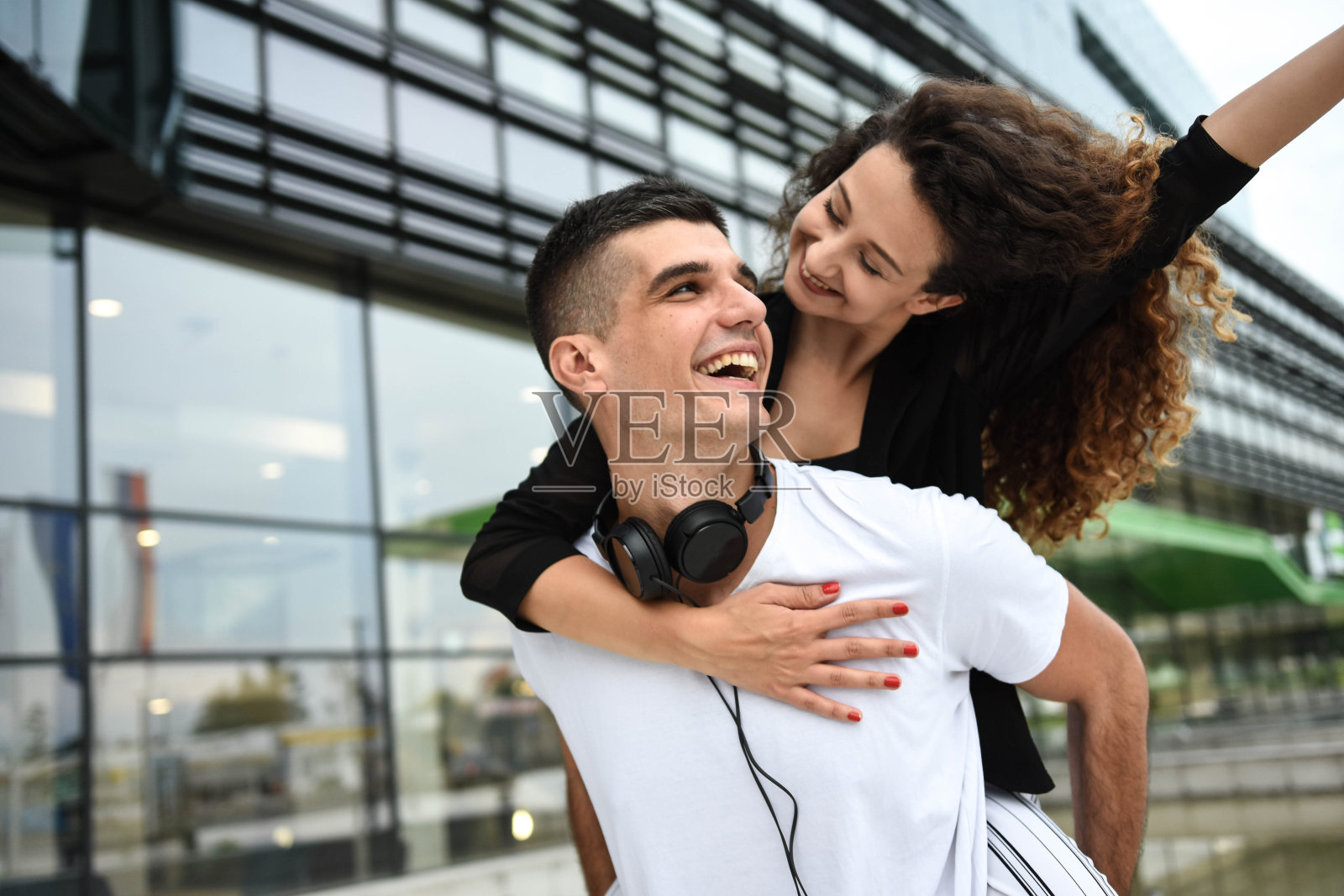 男人背着女人。恋爱中的美丽的人照片摄影图片