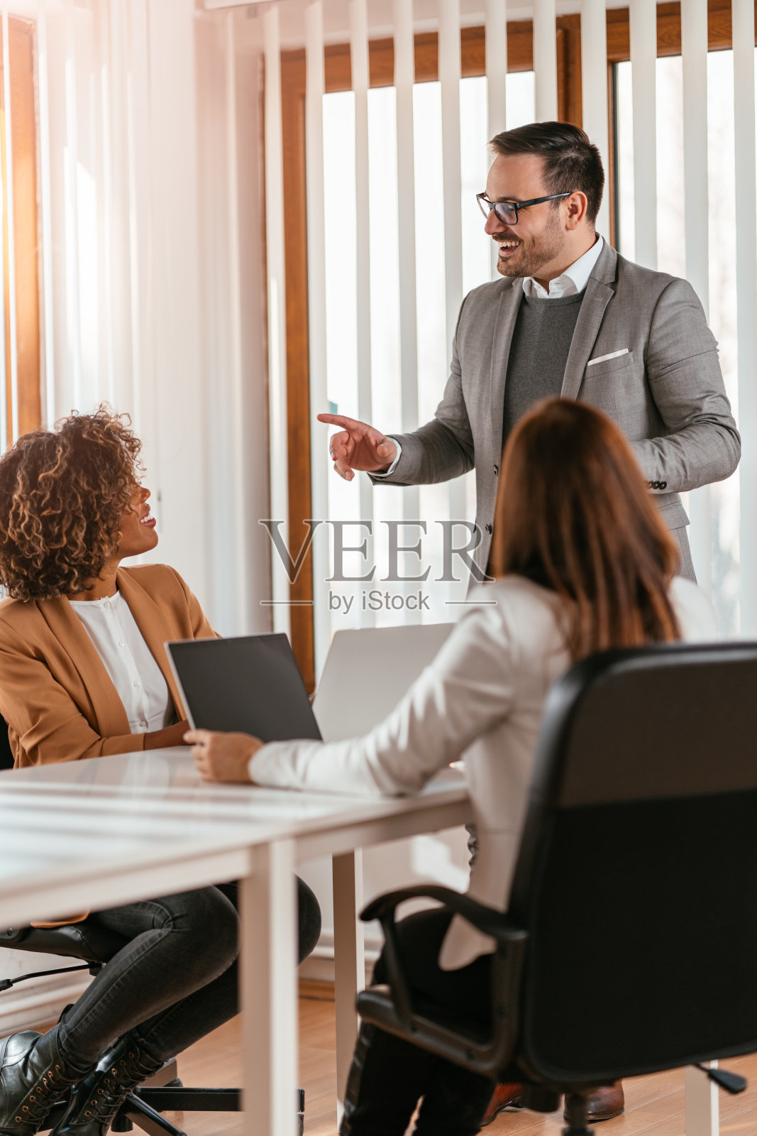 业务团队在会议期间进行头脑风暴照片摄影图片