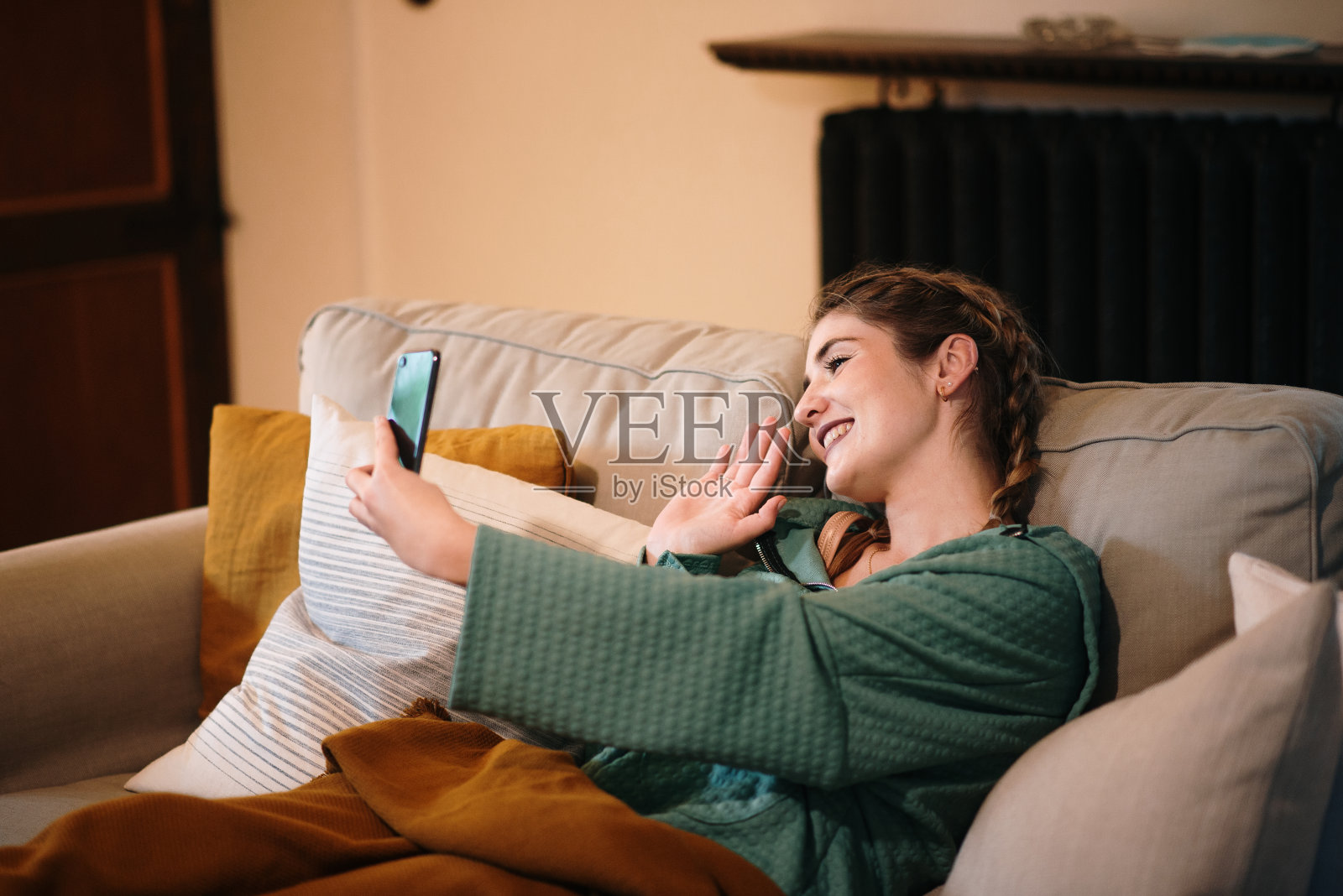 年轻女子用智能手机视频通话照片摄影图片