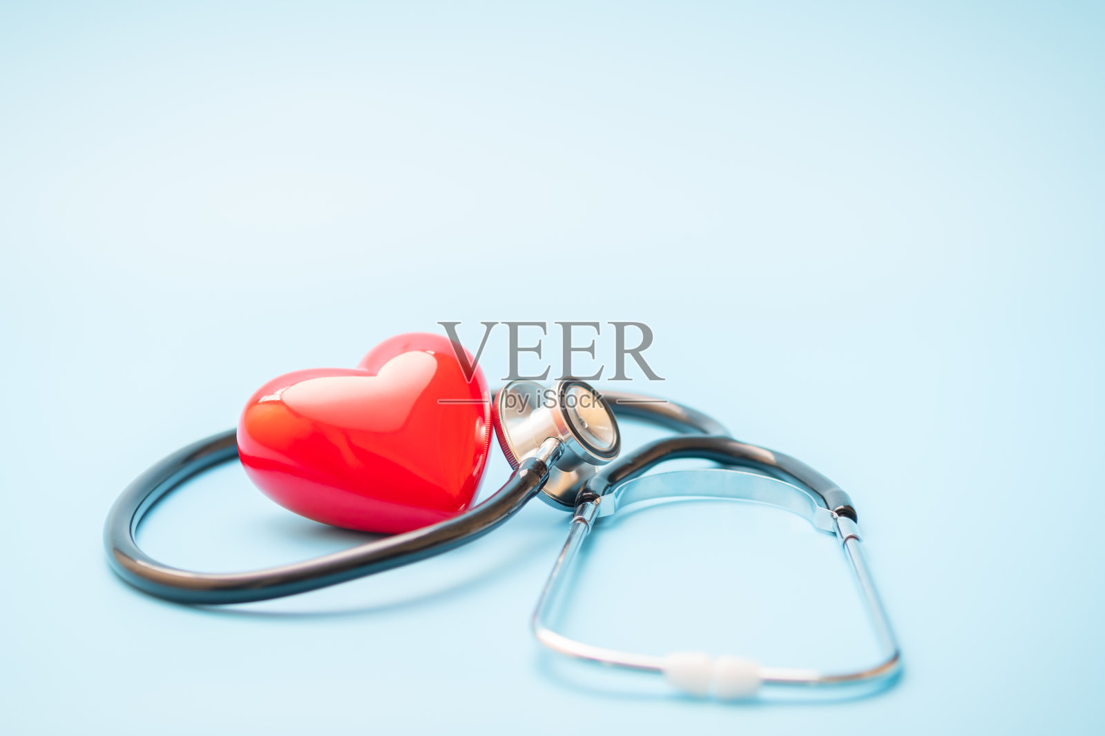 特写红心听诊器，保健心脏检查概念，世界心脏卫生日照片摄影图片