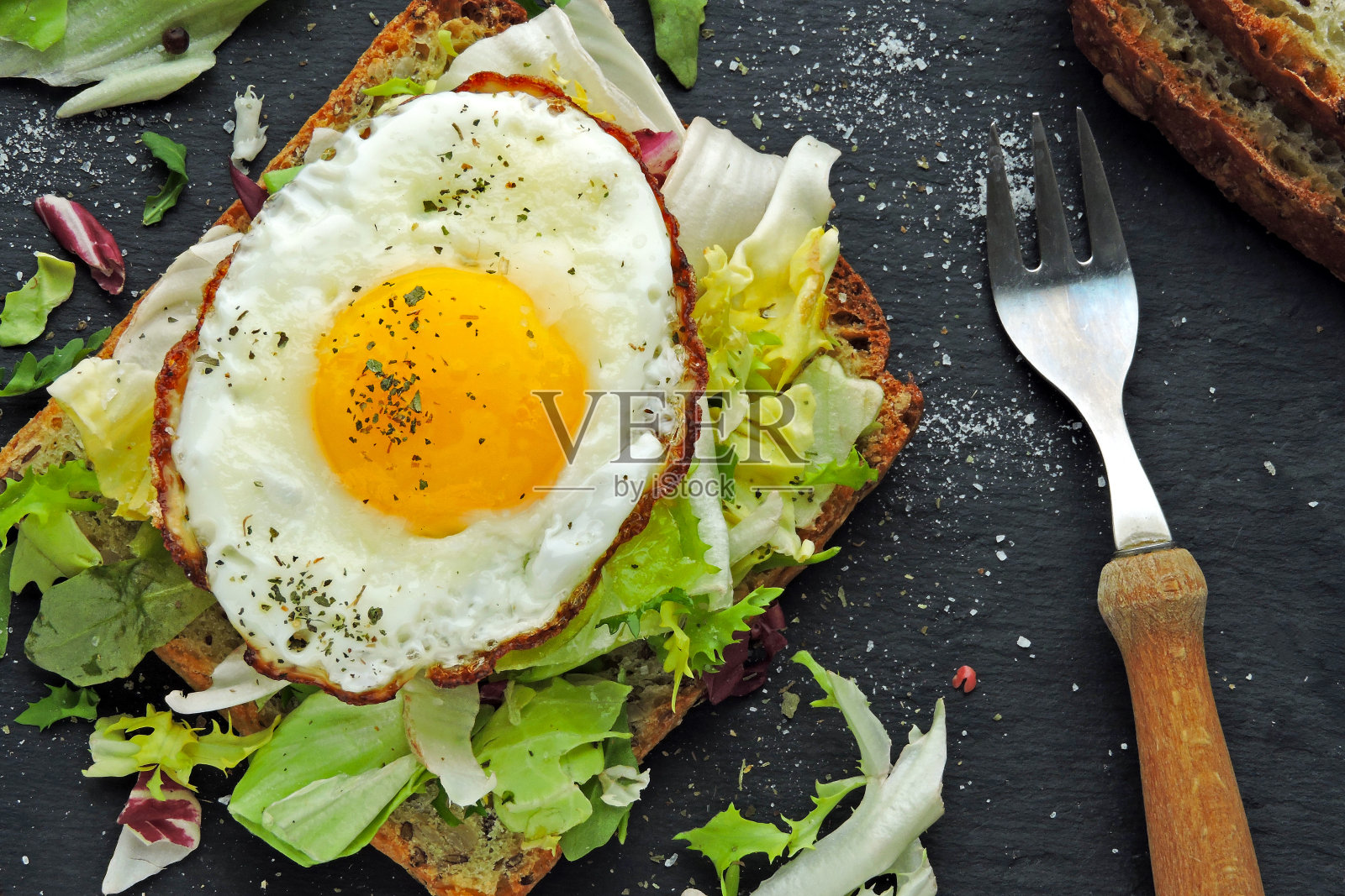 麦麸吐司配沙拉和煎蛋。照片摄影图片