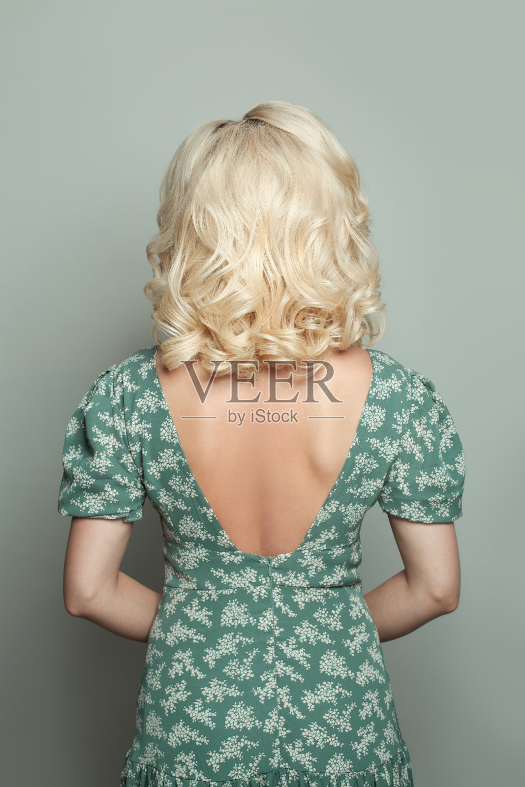 美丽的女人的背部与卷曲的发型照片摄影图片