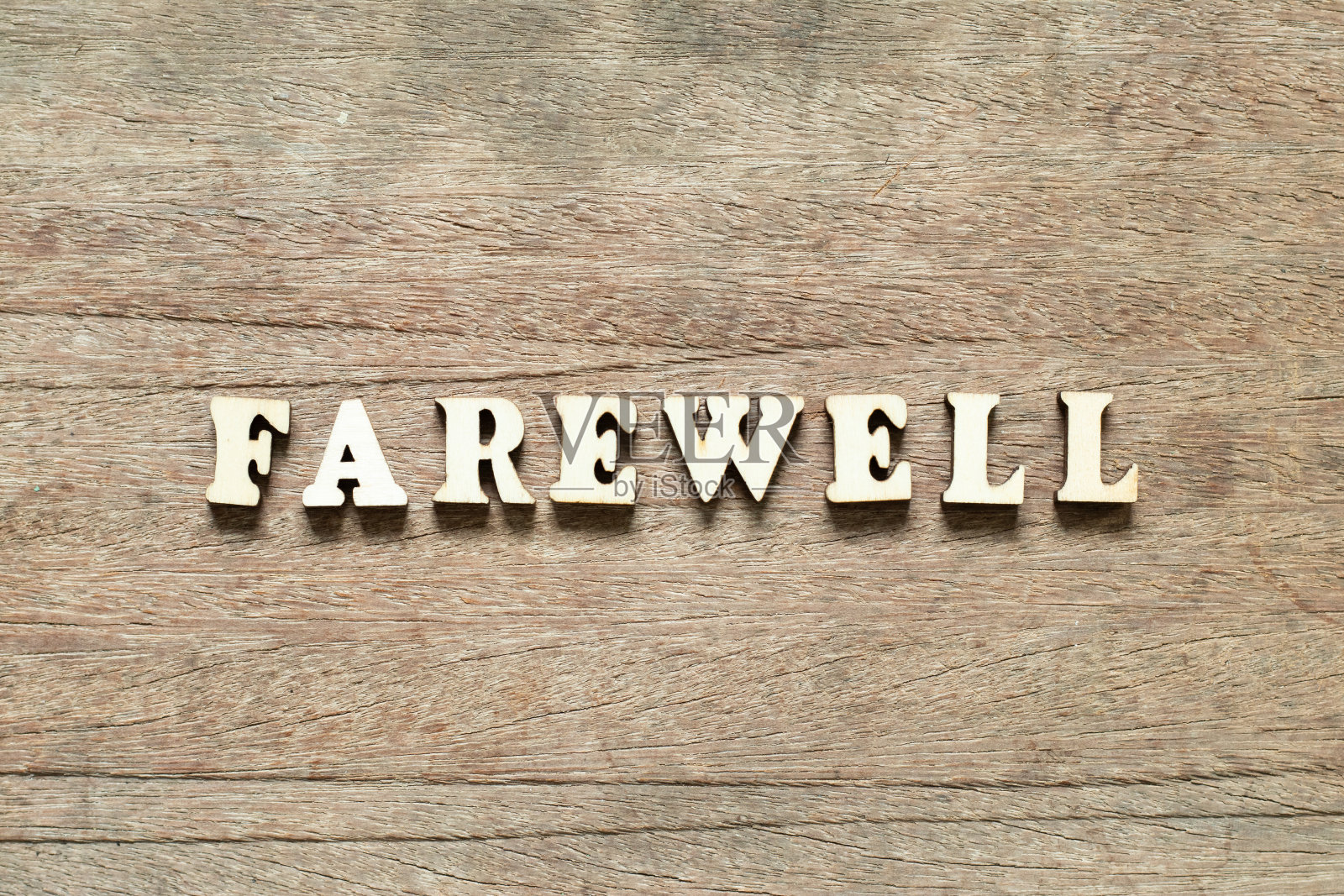 字母块在字告别木的背景上照片摄影图片
