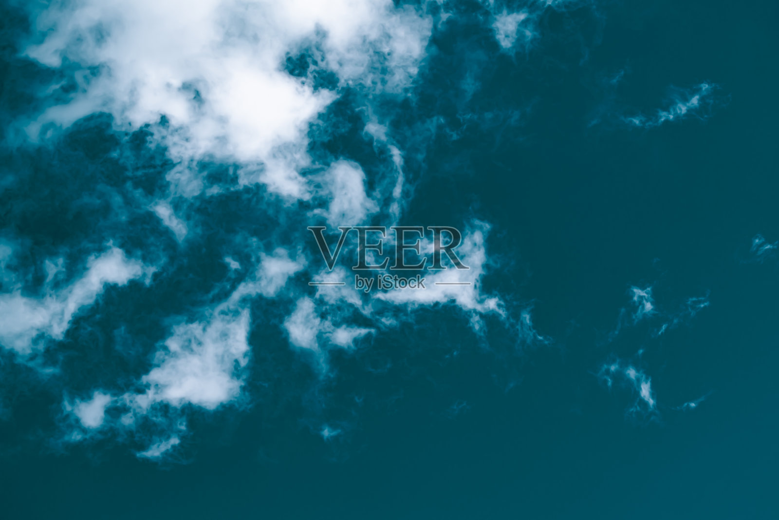 白色的云和明亮的蓝天为背景照片摄影图片