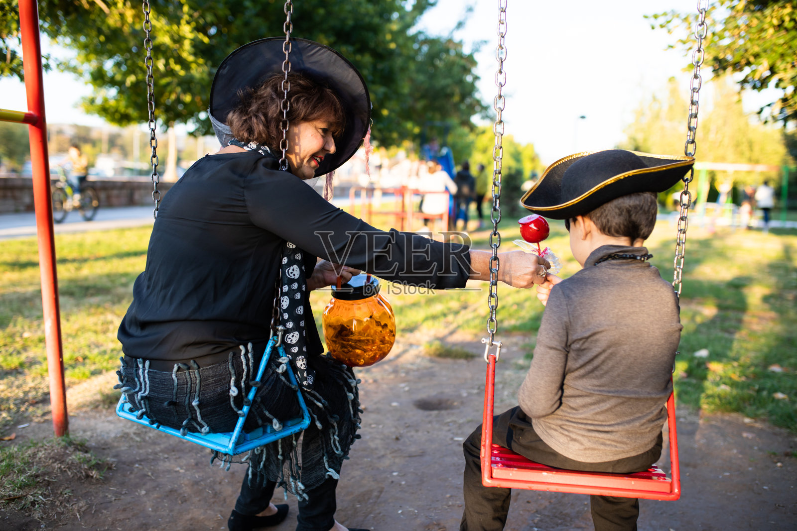 给你一个蜜饯苹果照片摄影图片