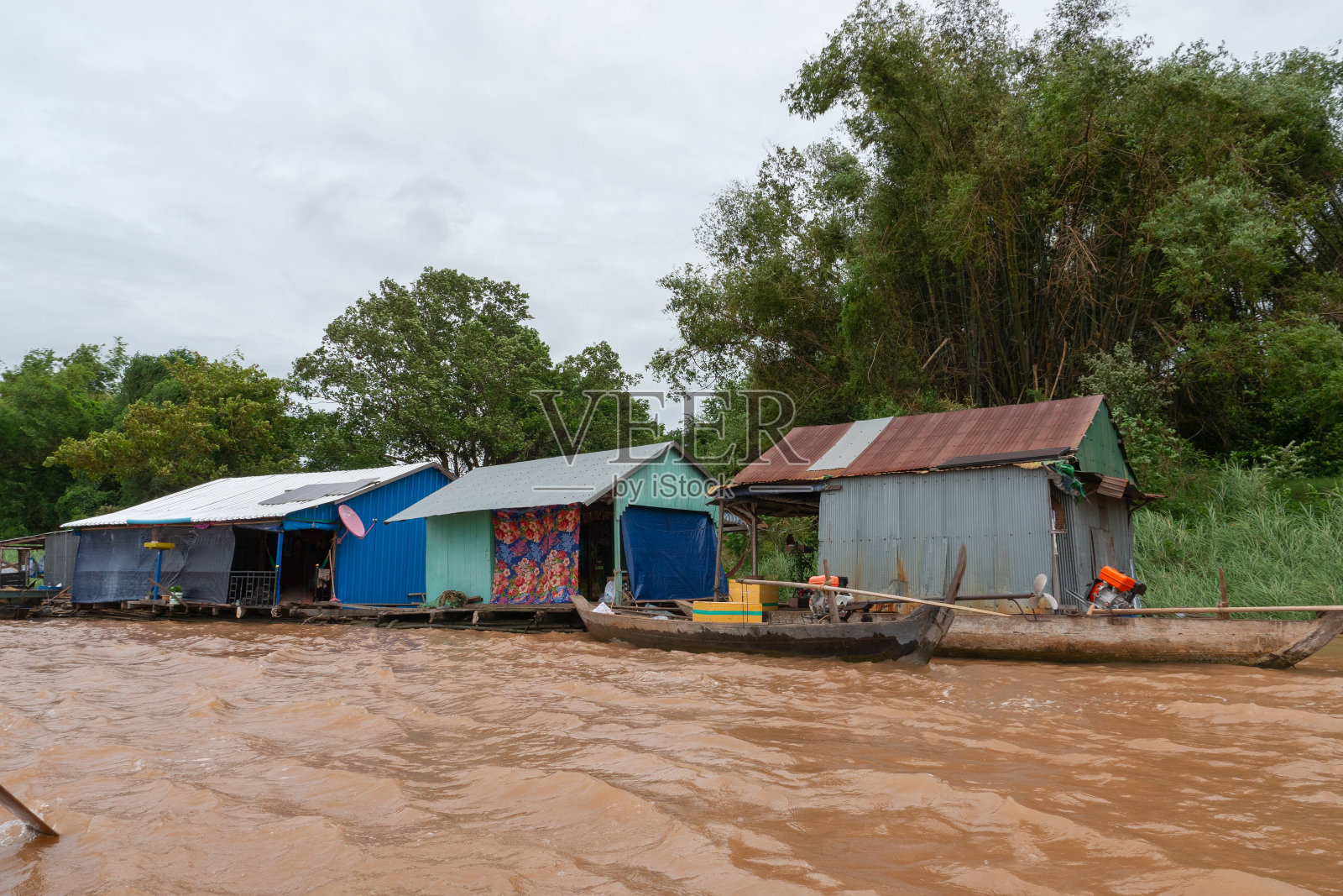 柬埔寨，一个漂浮的村庄照片摄影图片