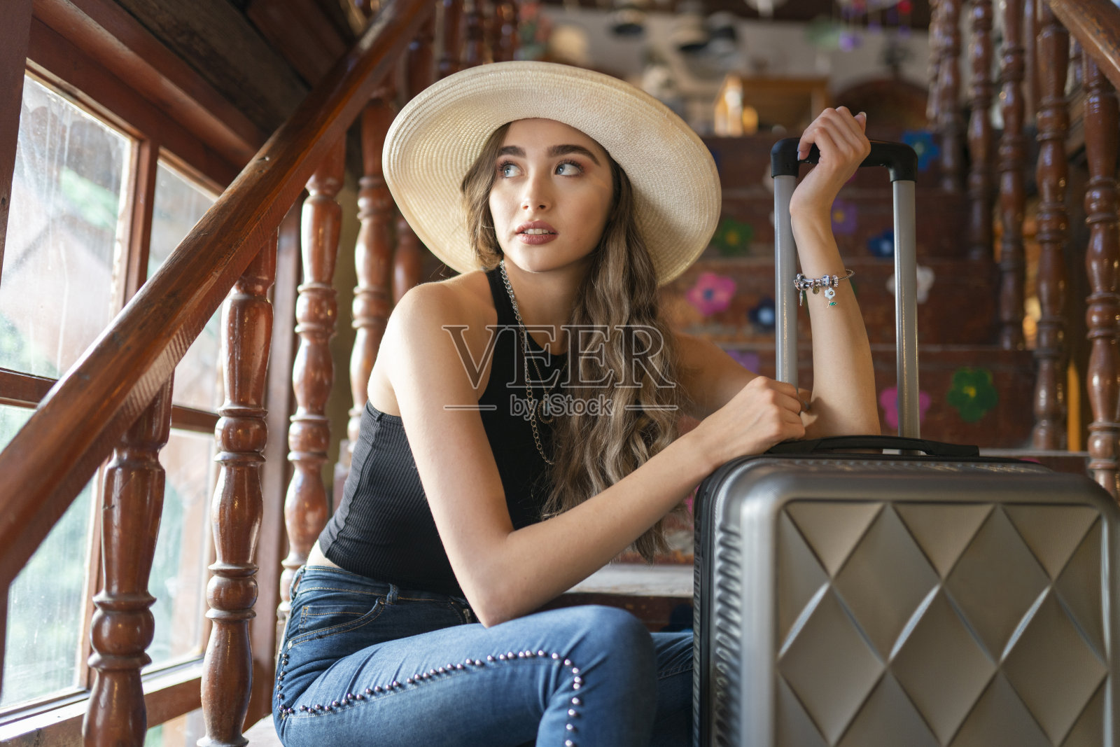 美丽的年轻模特与完美的金发看着相机摆姿势照片摄影图片