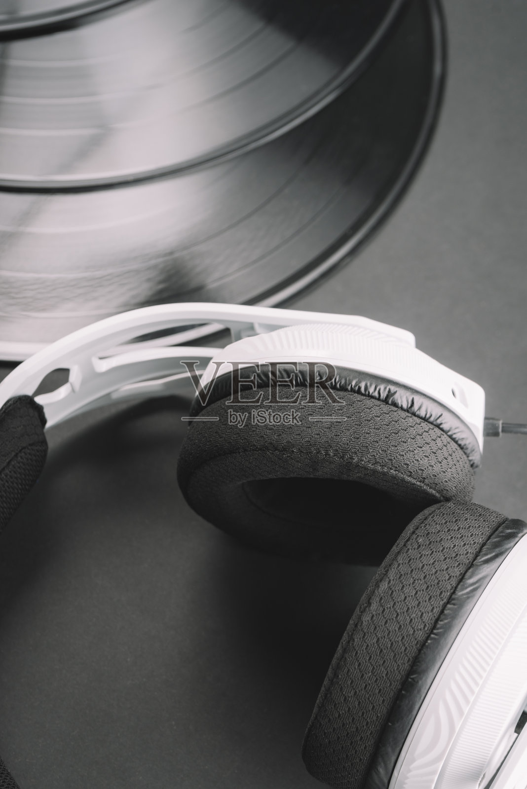 黑白背景上的耳机和黑胶唱片的DJ作曲照片摄影图片