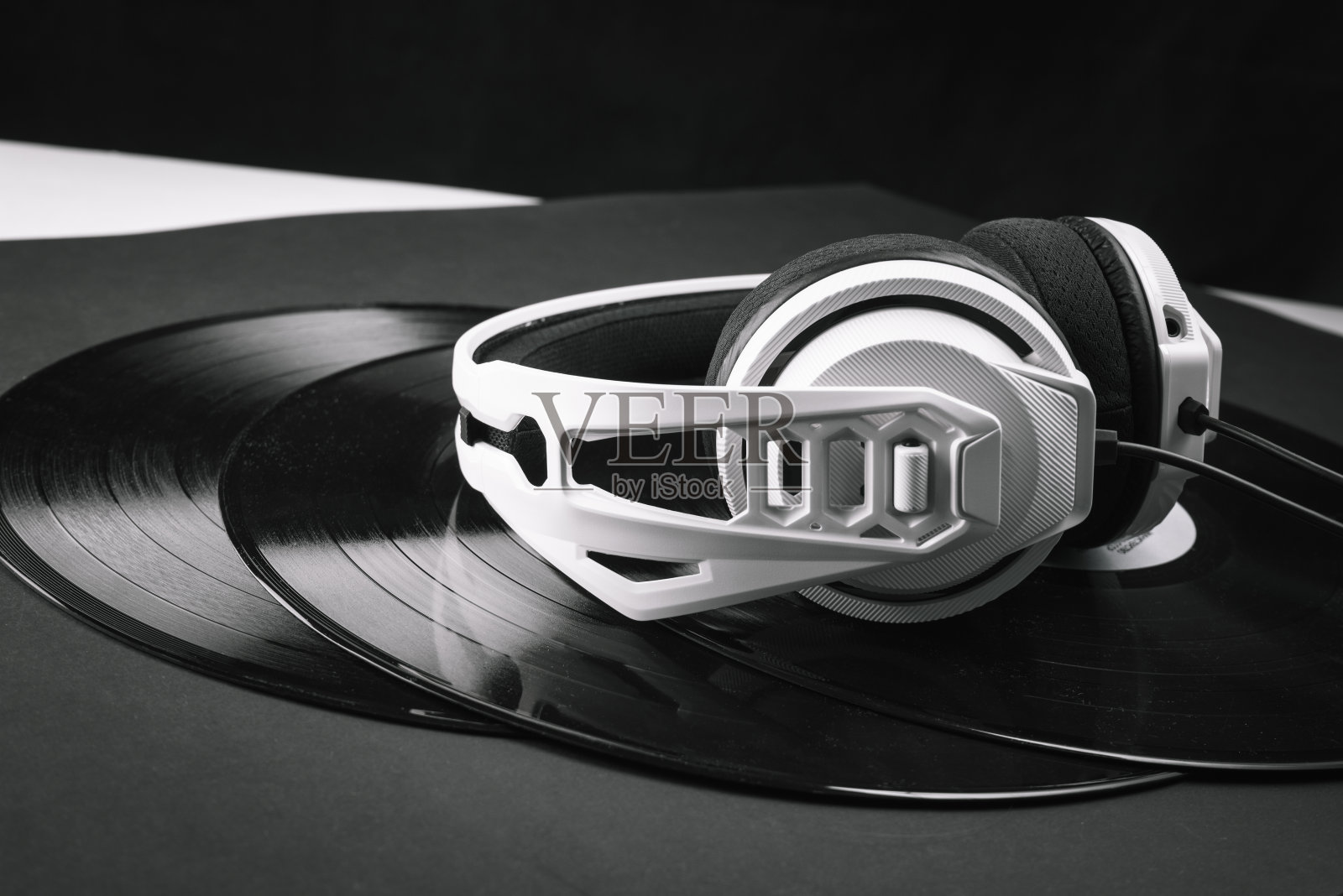 黑白背景上的耳机和黑胶唱片的DJ作曲照片摄影图片