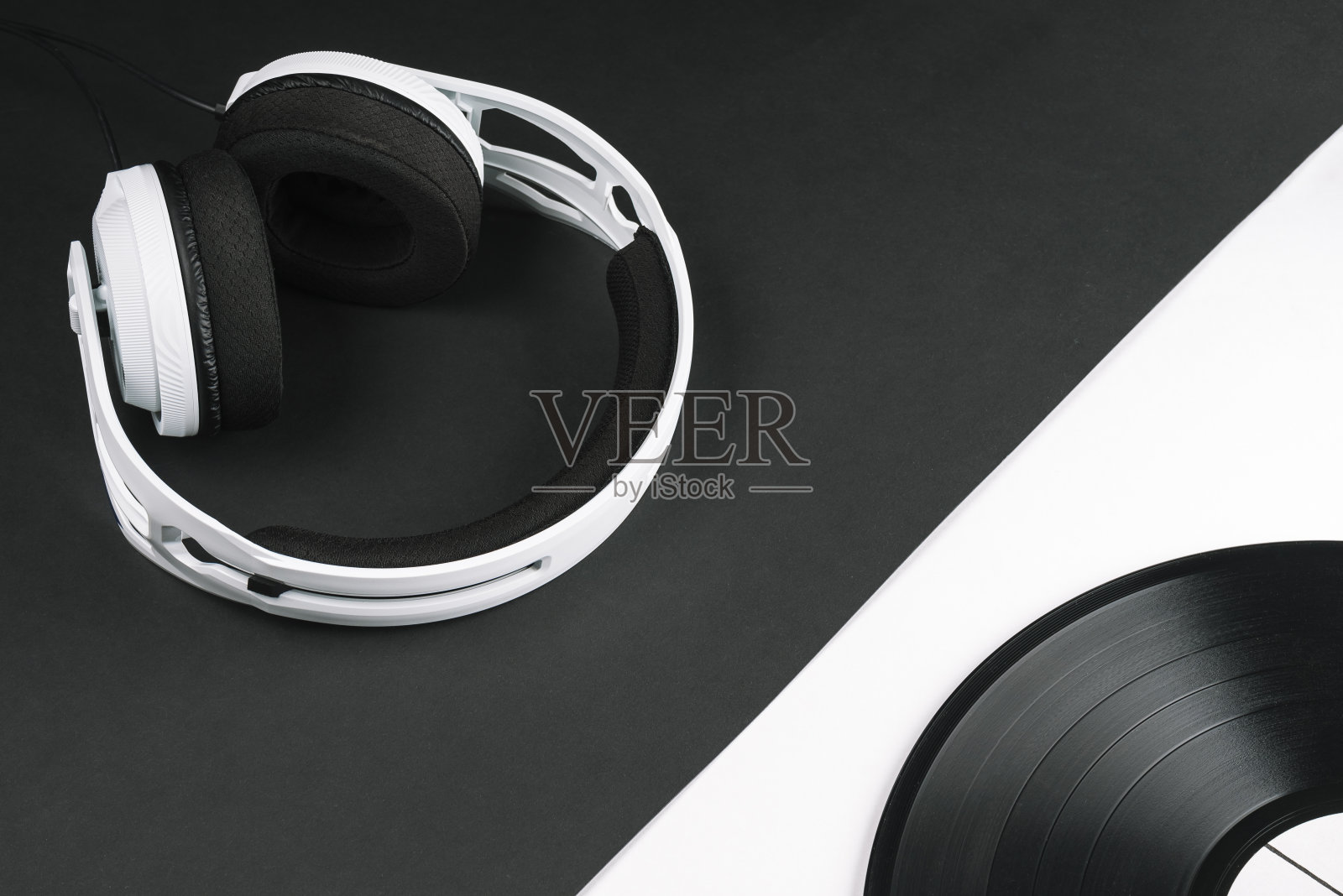 黑白背景上的耳机和黑胶唱片的DJ作曲照片摄影图片