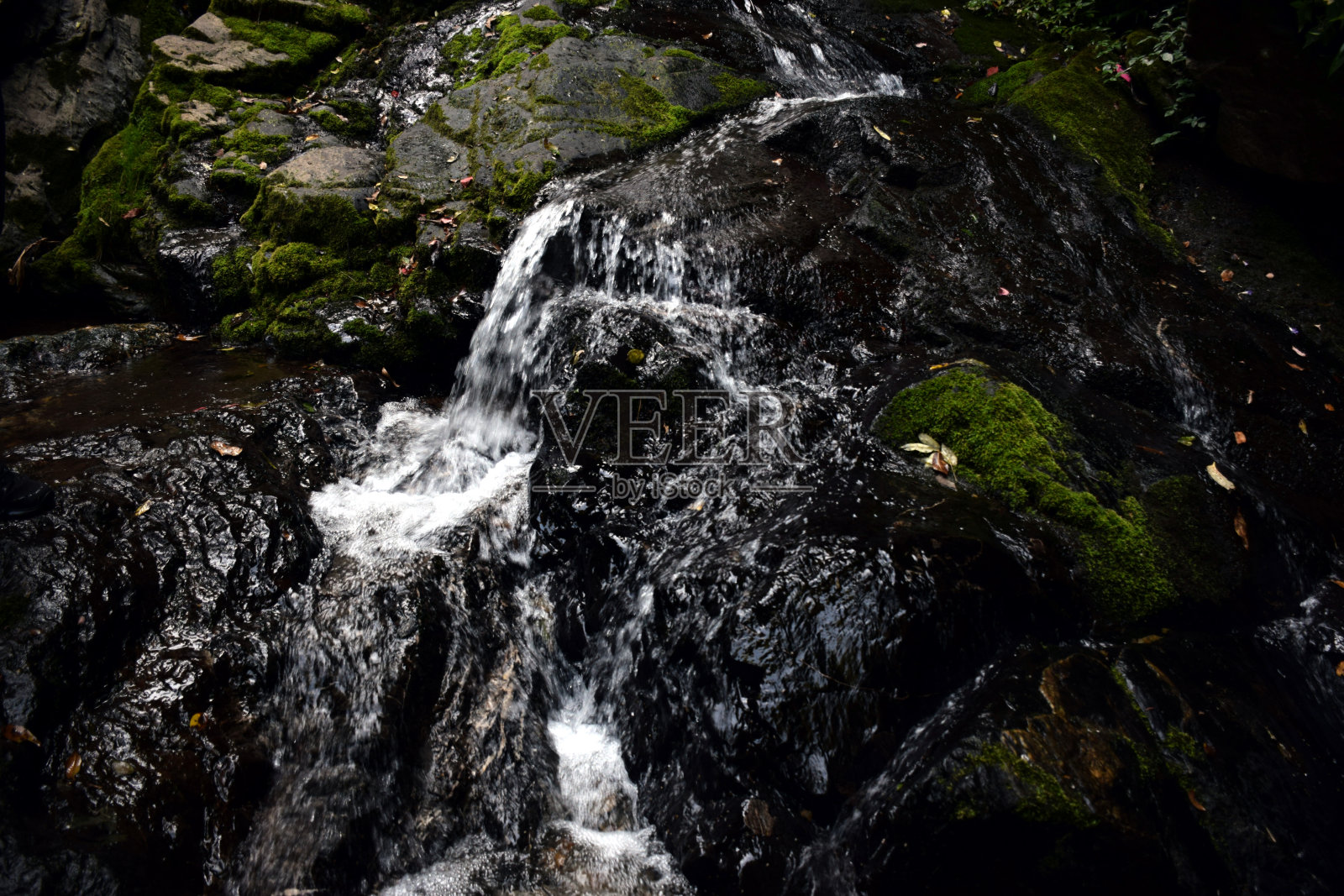 在北阿坎德邦印度的瀑布和黑色岩石的美丽图片，选择性聚焦，选择性聚焦主题，背景模糊照片摄影图片