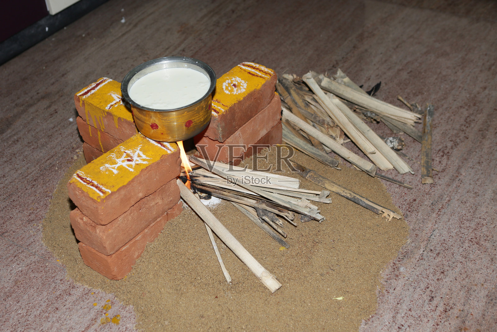 煮牛奶庆祝印度传统的乔迁喜宴照片摄影图片