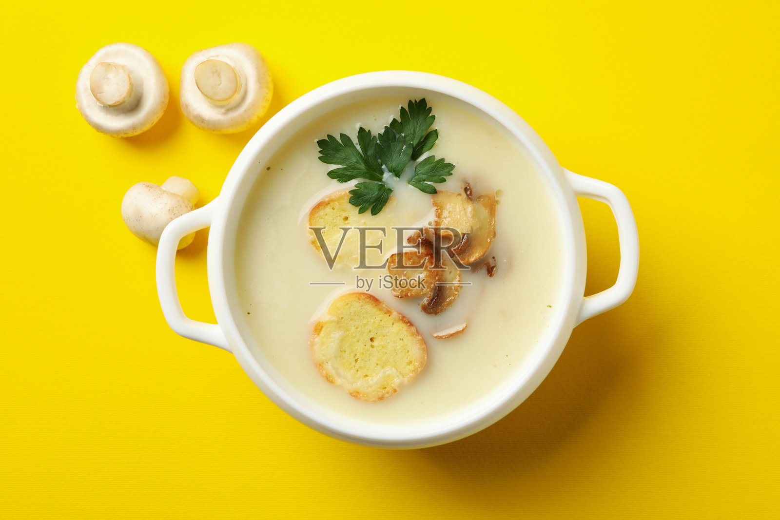一碗美味的蘑菇汤在黄色的背景照片摄影图片
