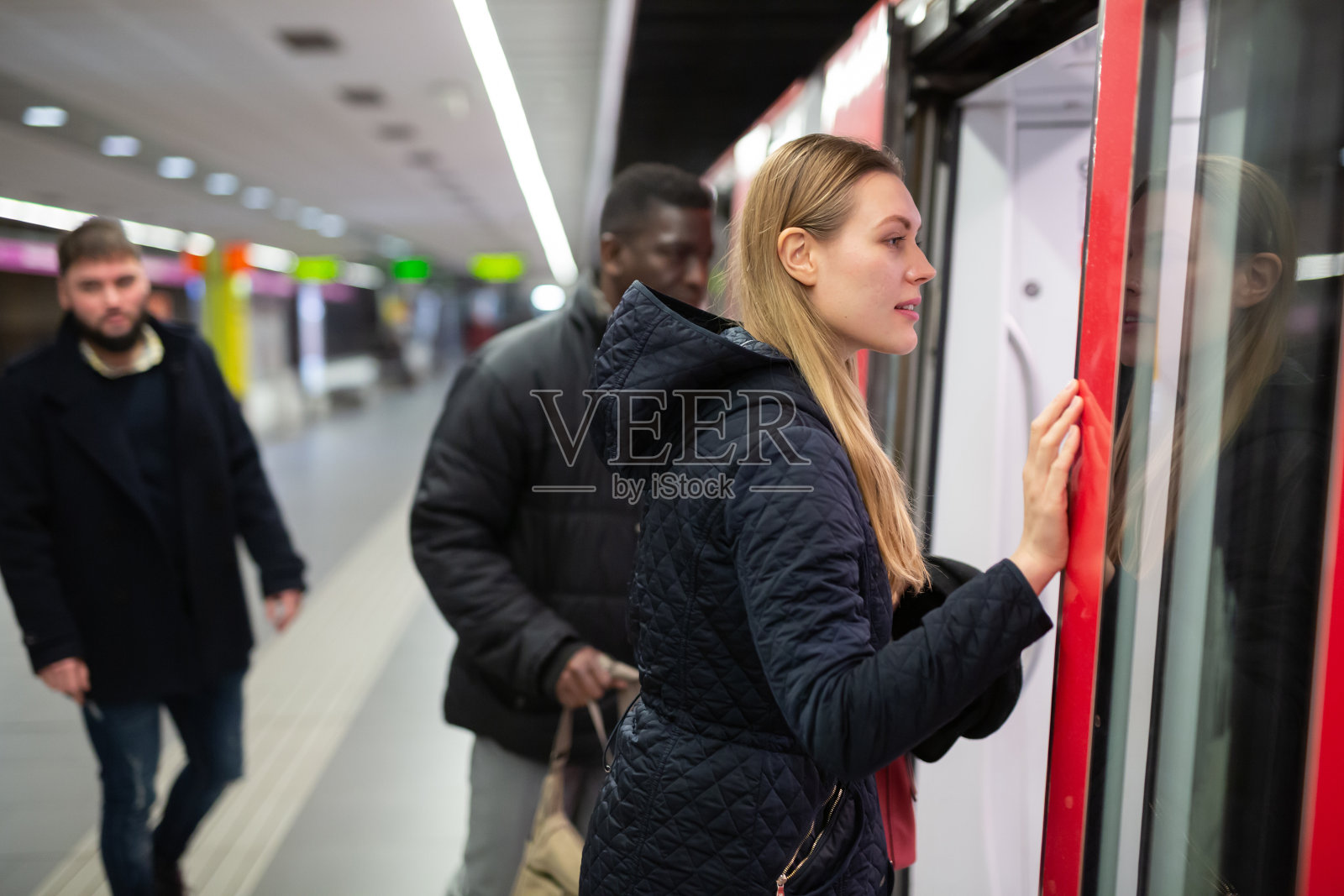 女孩在地铁上降落照片摄影图片