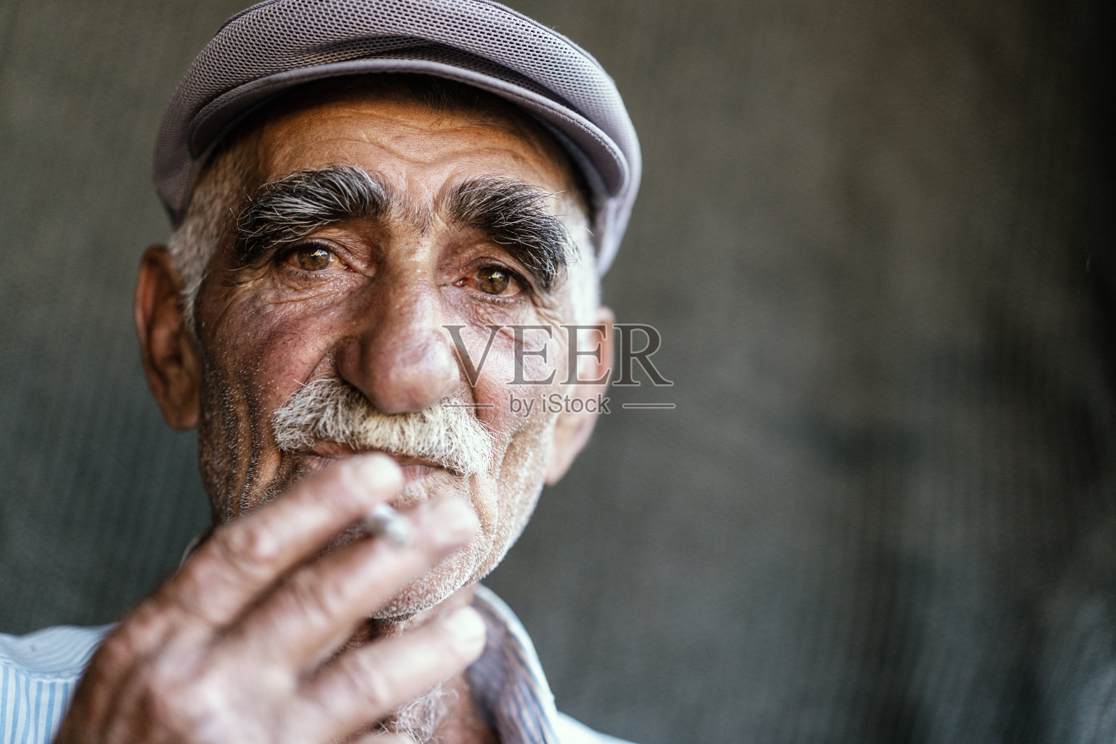 吸烟老人肖像照片摄影图片