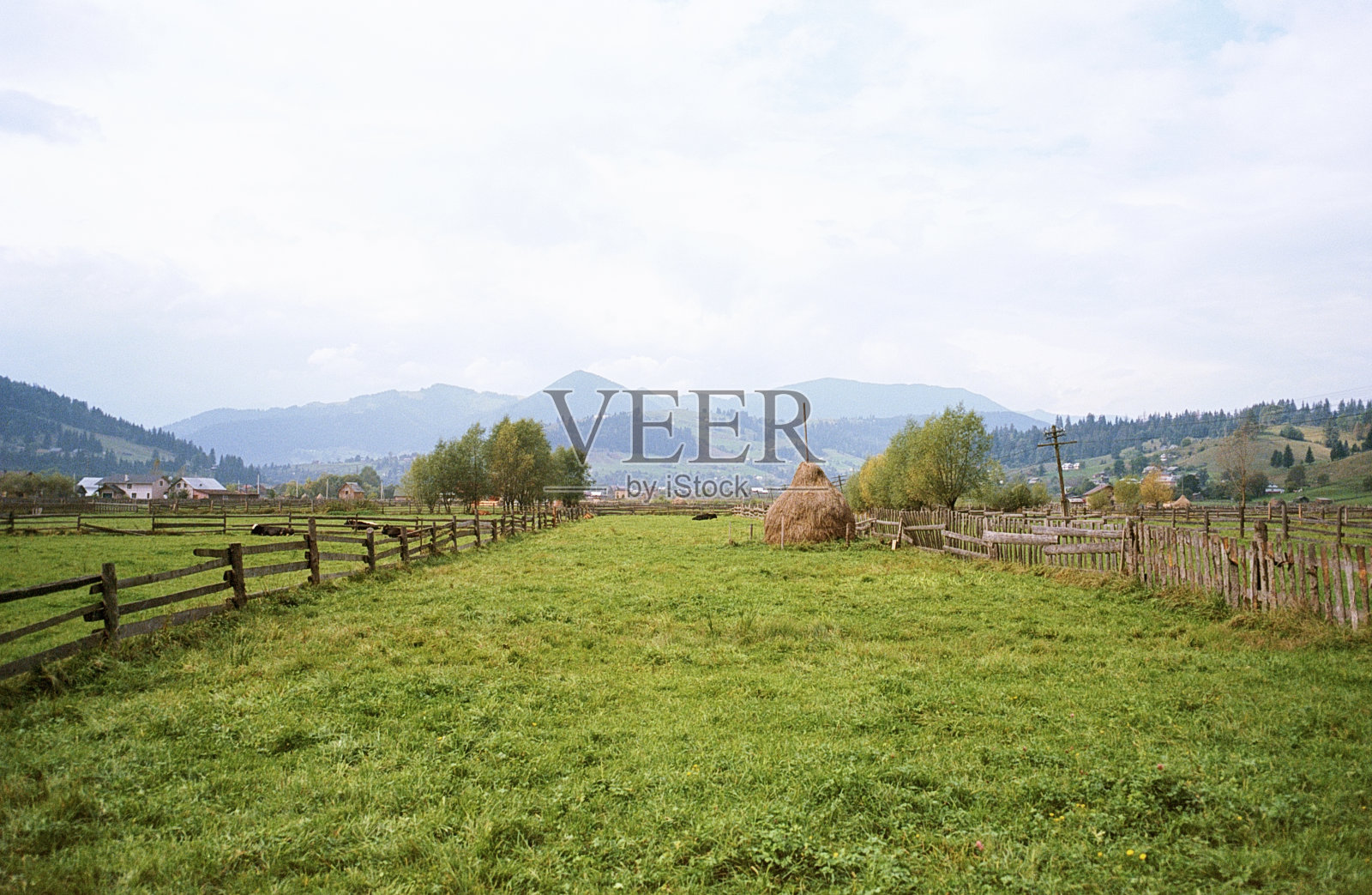 喀尔巴阡山村的风景照片摄影图片