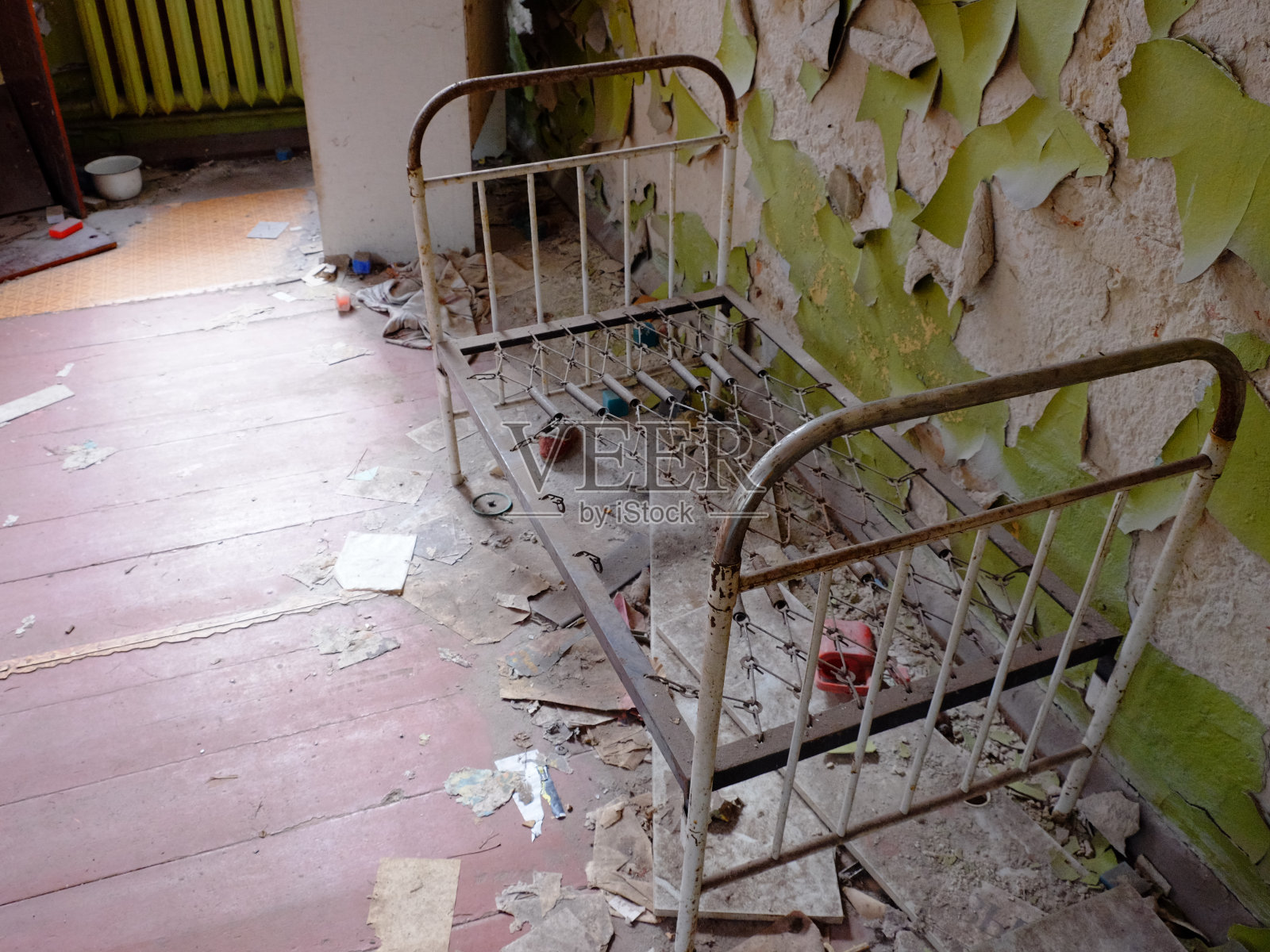 切尔诺贝利一所废弃的幼儿园里的一张旧金属儿童床。照片摄影图片