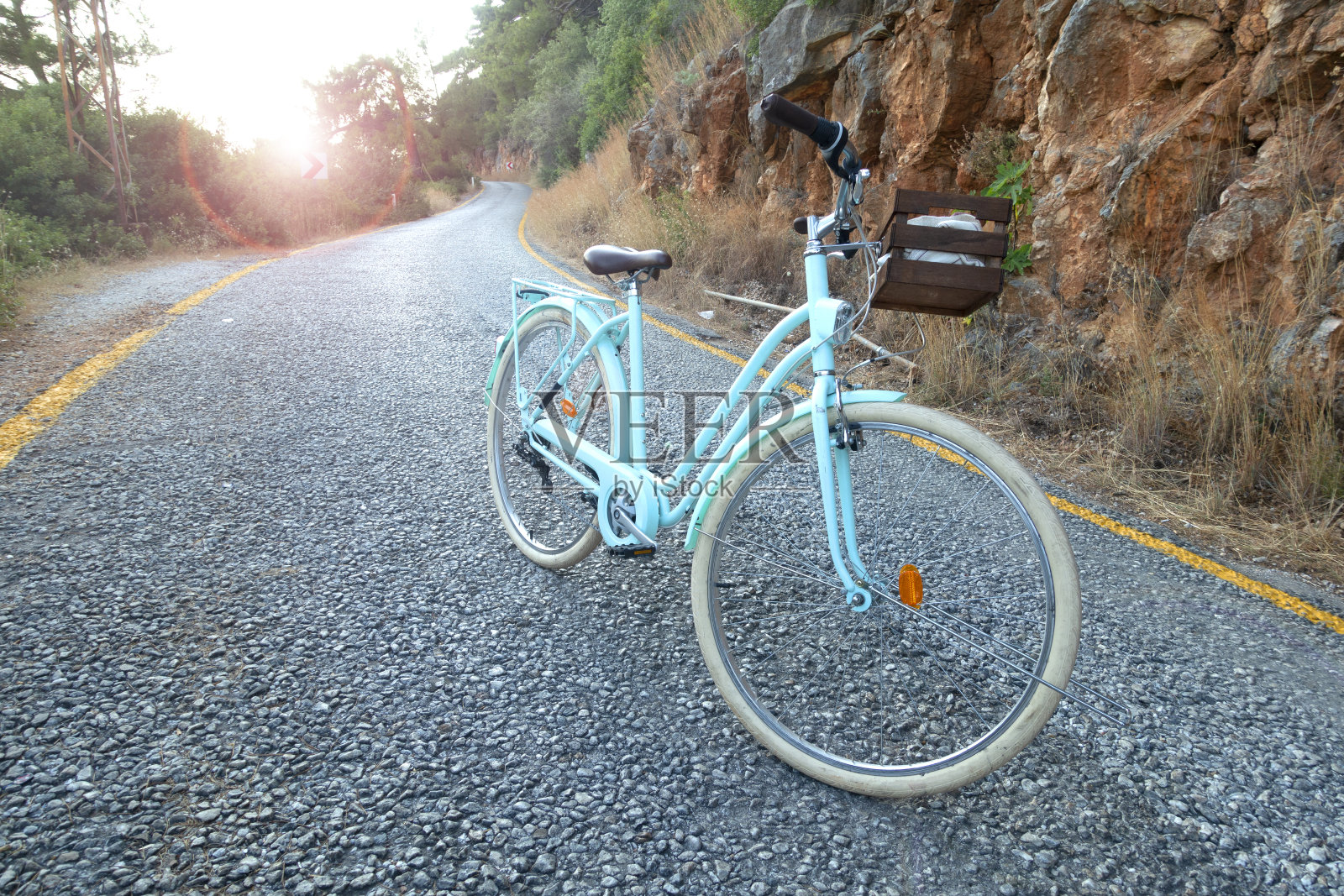 蓝色自行车在山路上照片摄影图片