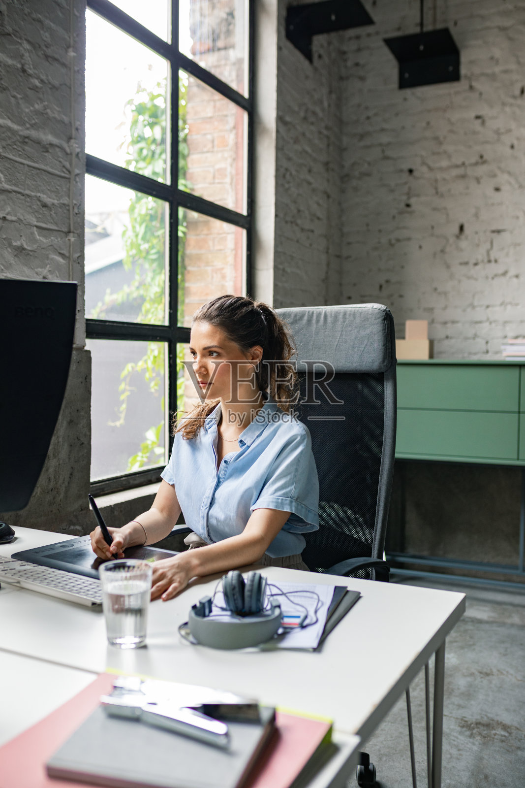 在办公室工作的女平面设计师照片摄影图片