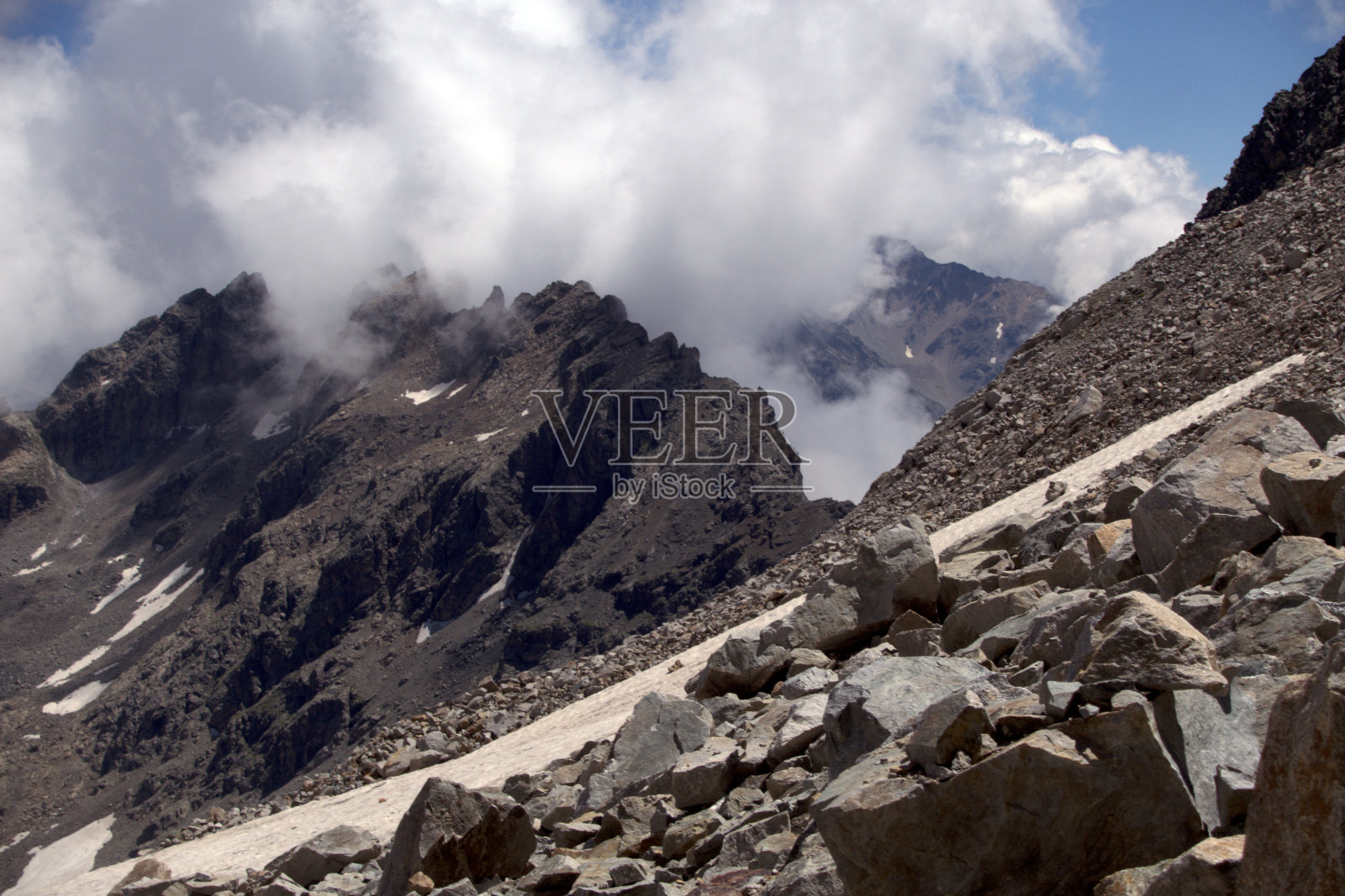有冰川和云的山地景观。照片摄影图片