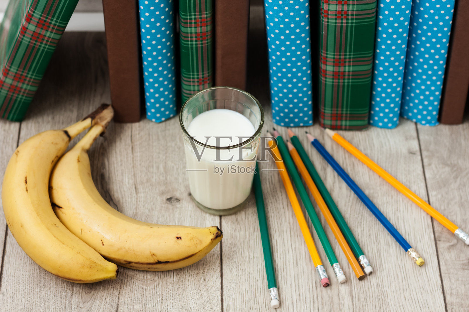 一堆彩色封面的书照片摄影图片