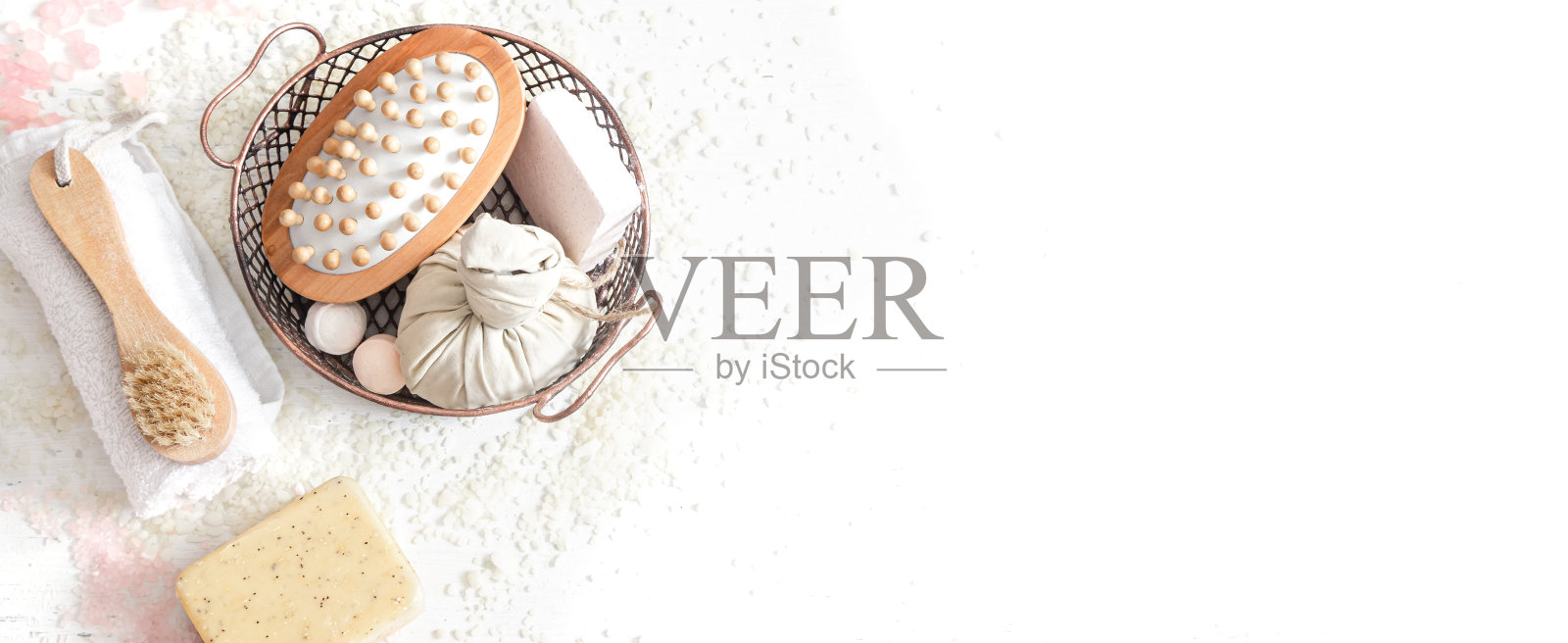 Spa成分以按摩刷、肥皂、草药敷球为主，以白色为背景。照片摄影图片