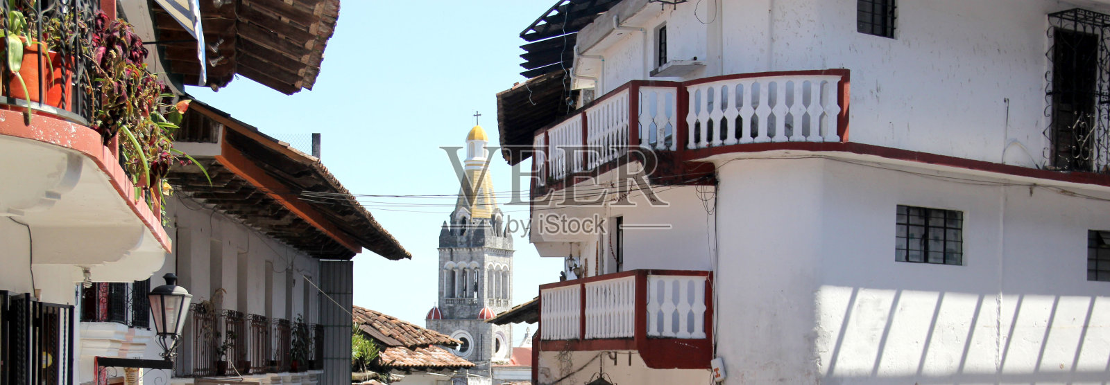 墨西哥Cuetzalan Puebla的街道和传统立面，带门，窗户和瓦屋顶的房屋照片摄影图片