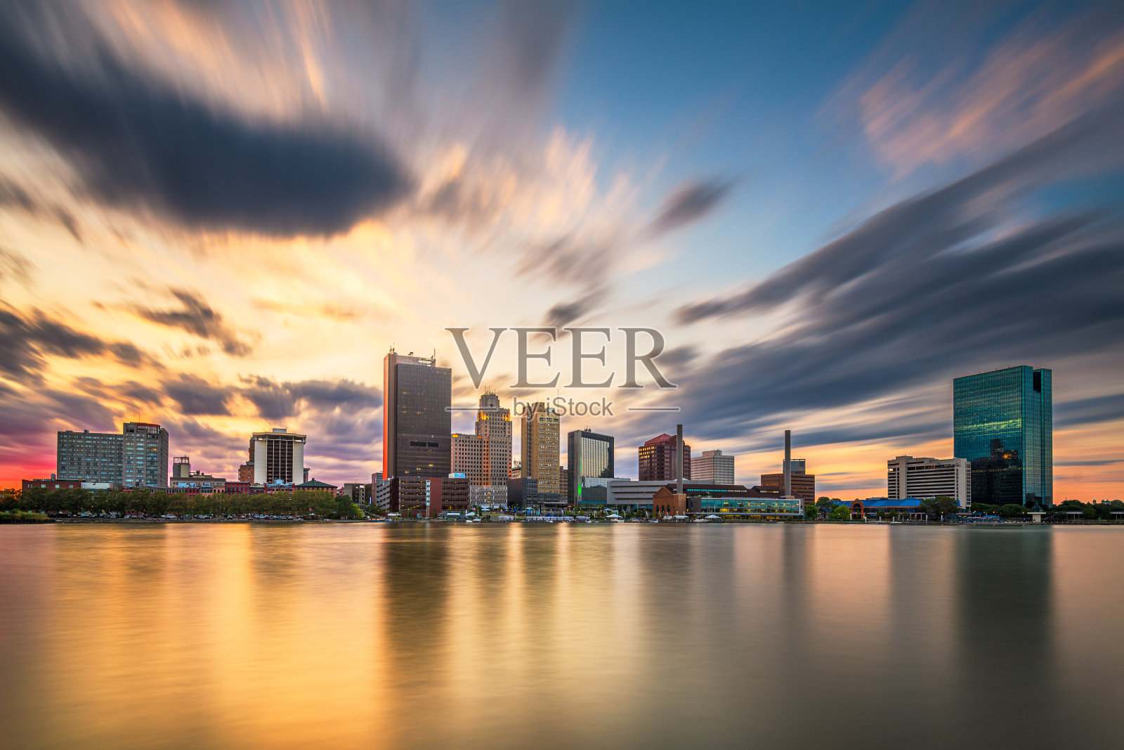 美国俄亥俄州托莱多市莫米河上的市中心天际线照片摄影图片