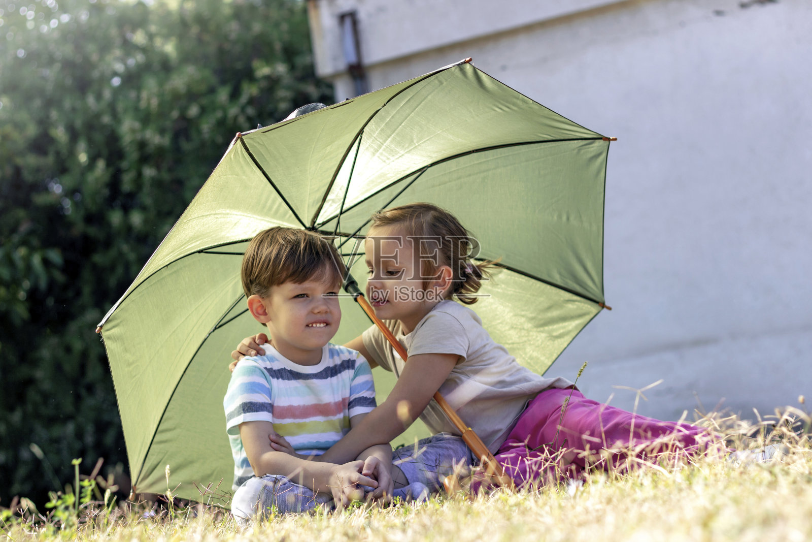 兄弟姐妹的爱。照片摄影图片