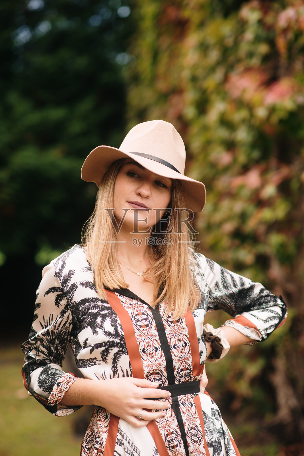 戴着帽子穿着衣服的年轻女子照片摄影图片