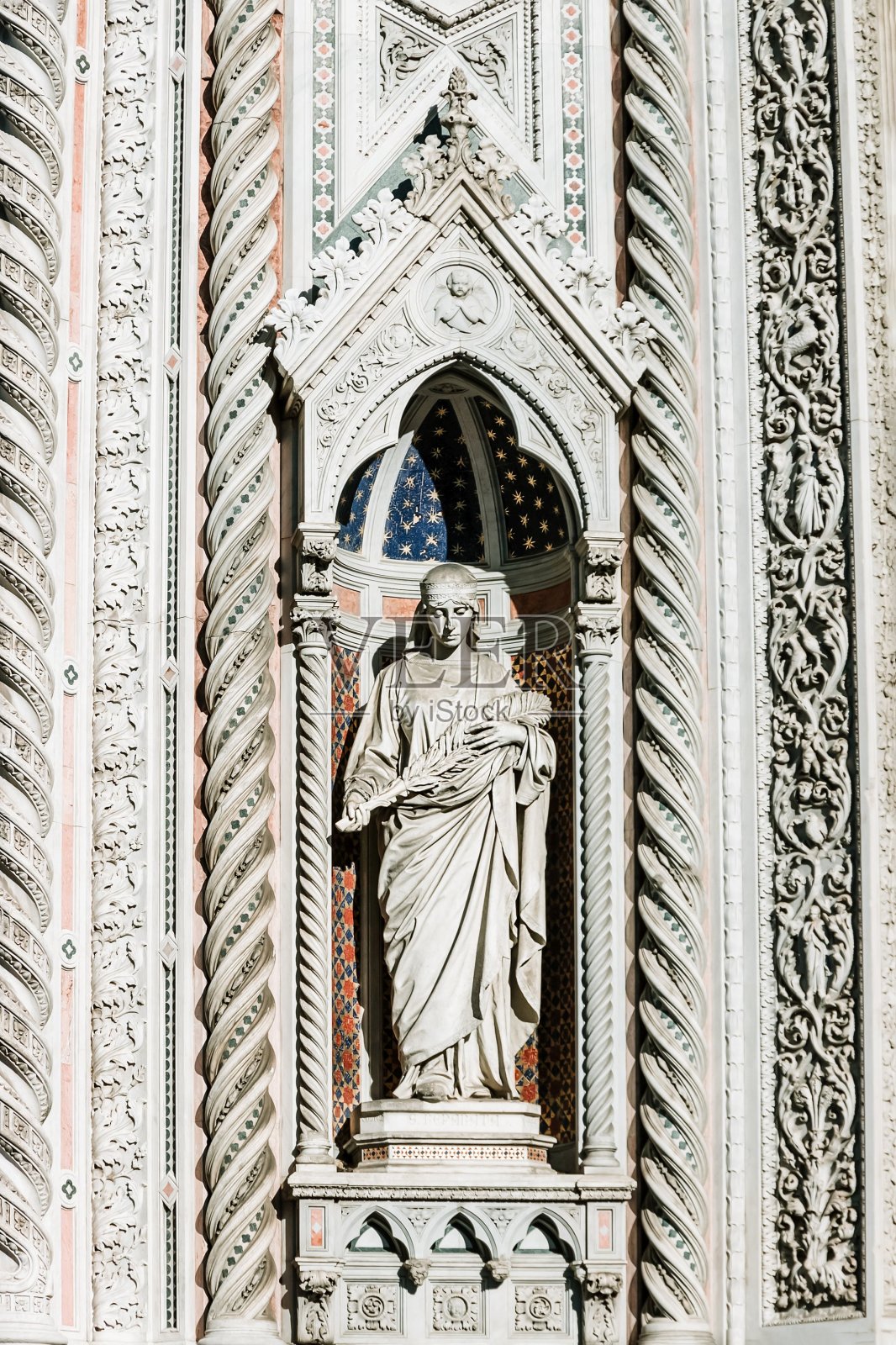 意大利佛罗伦萨的圣母大教堂。圣瑞帕塔雕像照片摄影图片