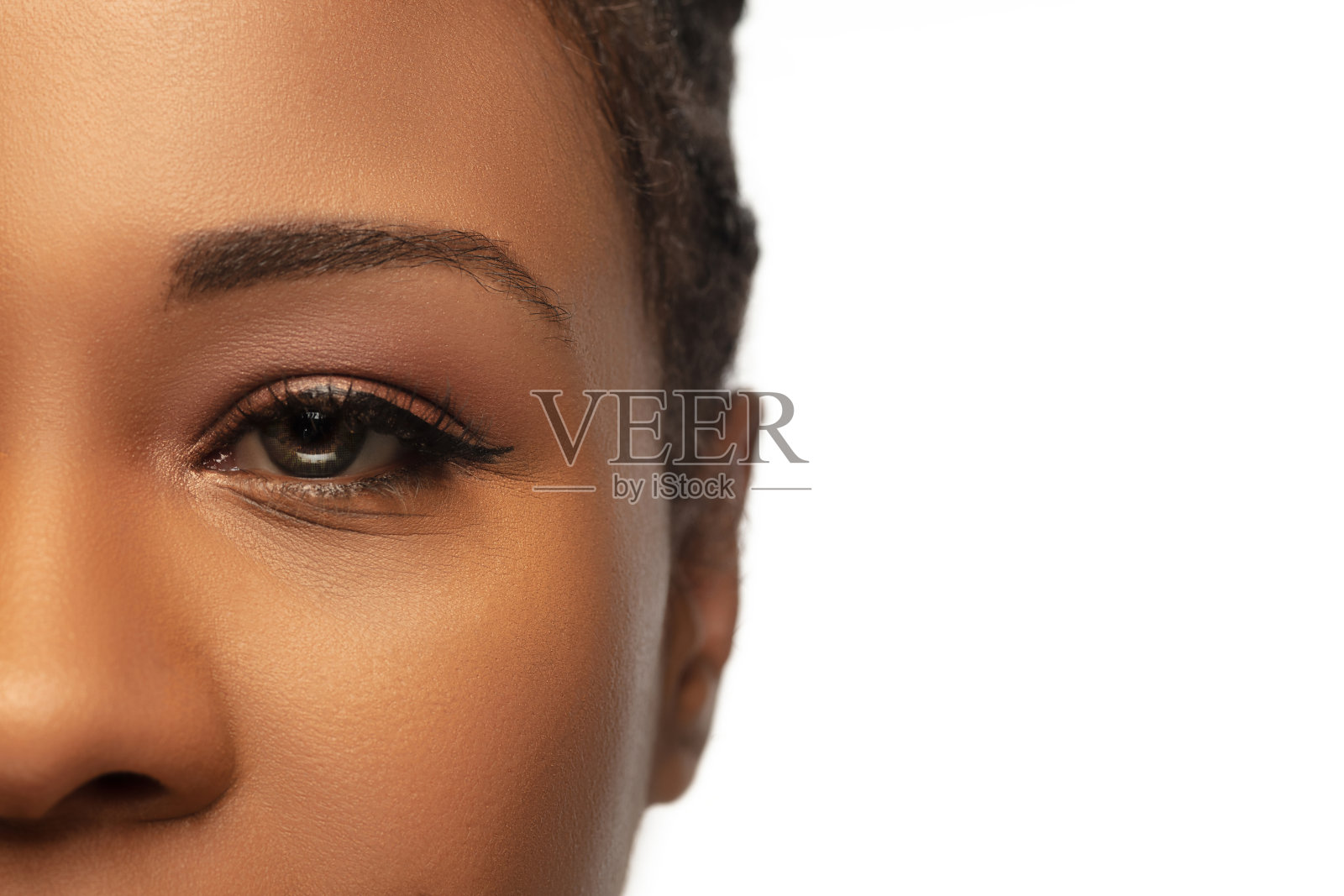 美丽的非裔美国妇女的肖像孤立在白色工作室的背景。美容、时尚、护肤、化妆品概念。照片摄影图片