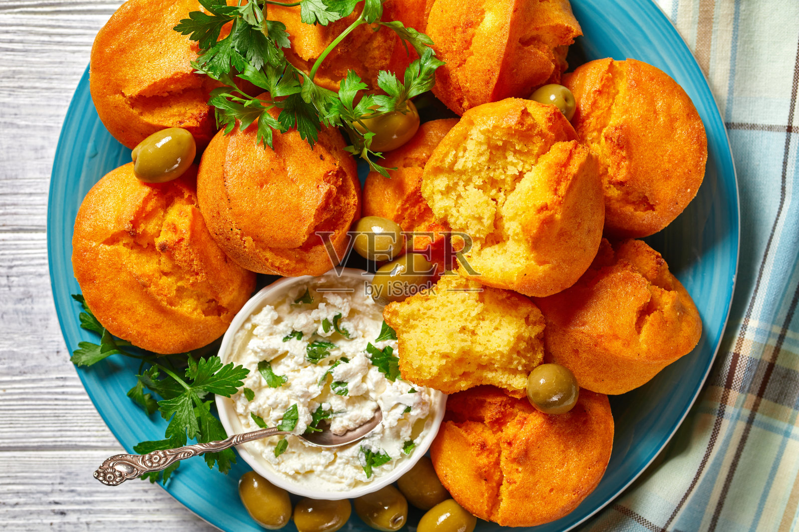 南方美食:无麸质玉米松饼，玉米粉，酸奶和鸡蛋照片摄影图片