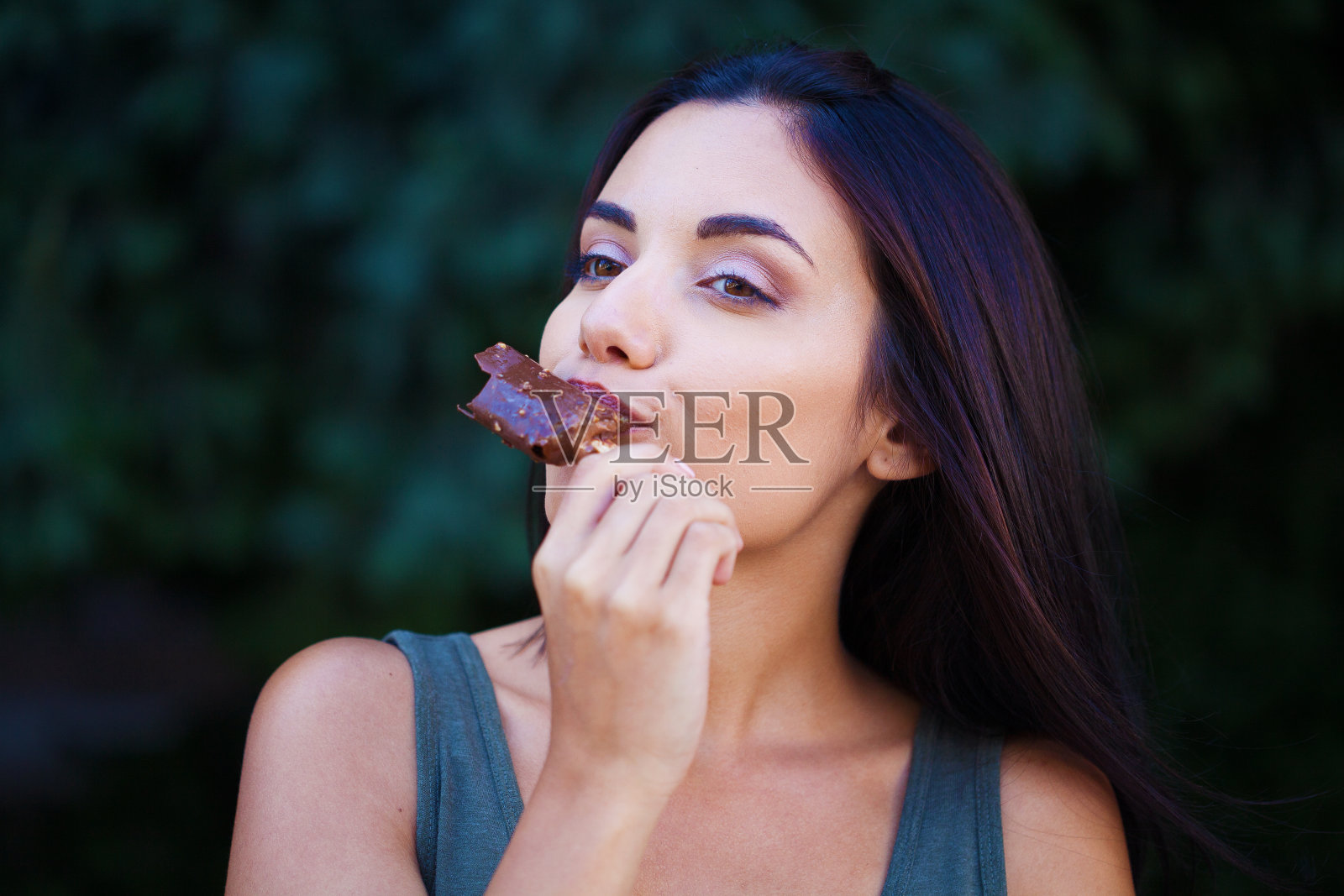 吃冰淇淋的美女照片摄影图片