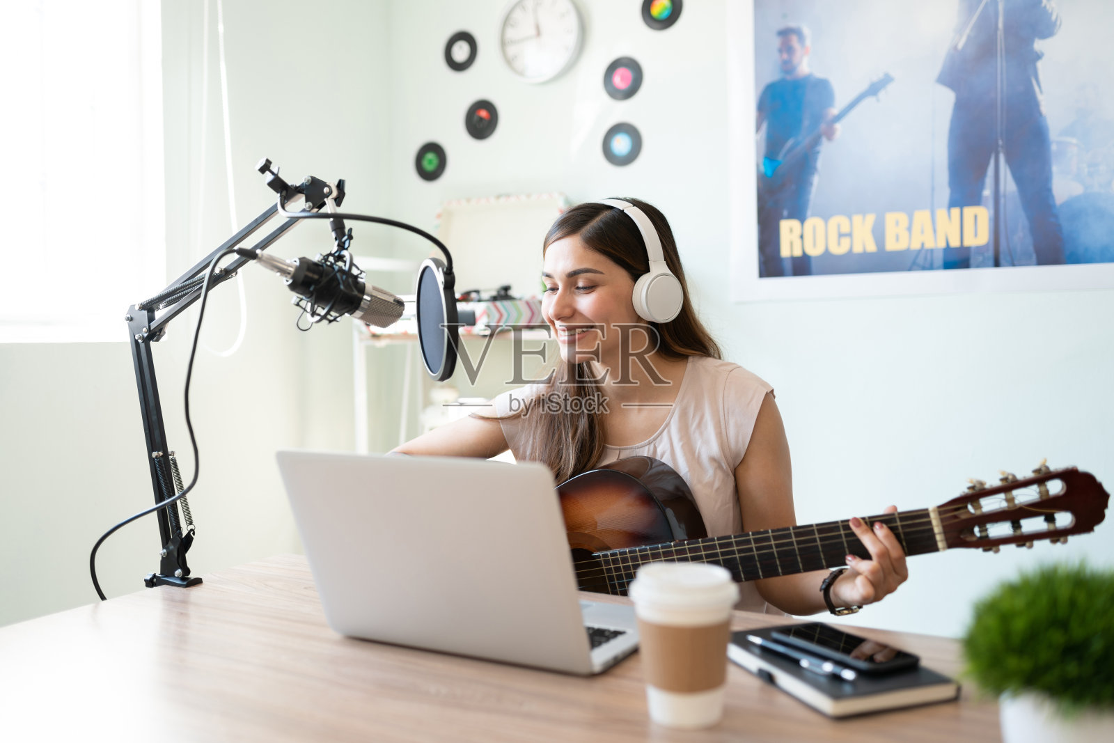 可爱的音乐家正在她的工作室里录制歌曲照片摄影图片