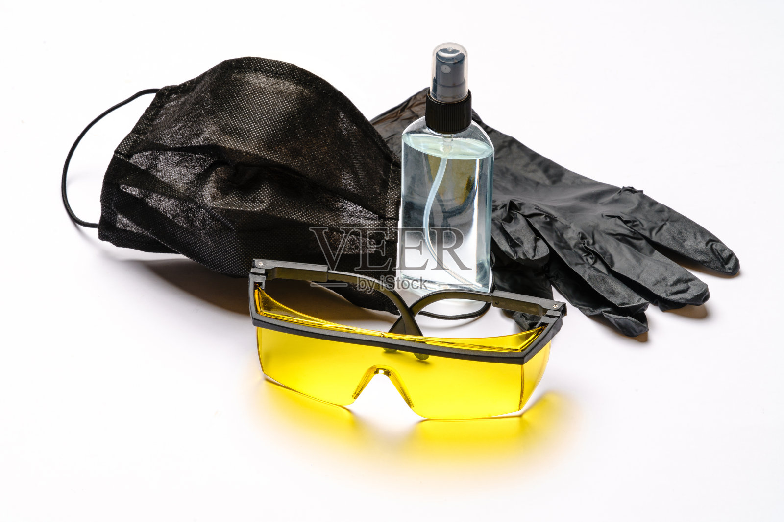 抗击COVID-19疫情的安全装备——安全口罩、洗手液、乳胶手套、防护眼镜或护目镜照片摄影图片