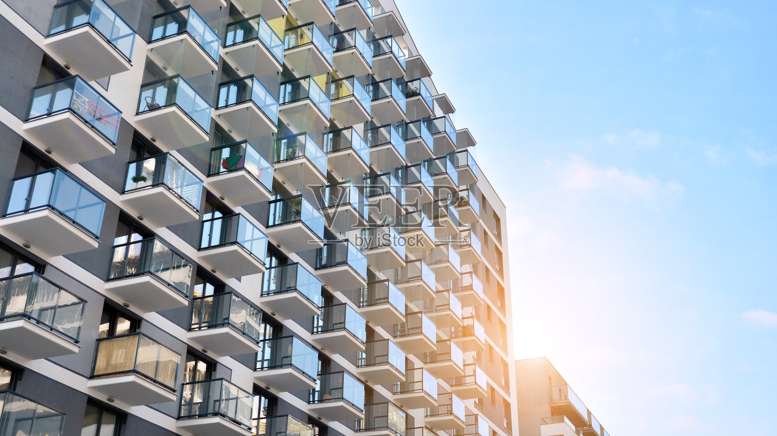 现代公寓楼的建筑细节。照片摄影图片