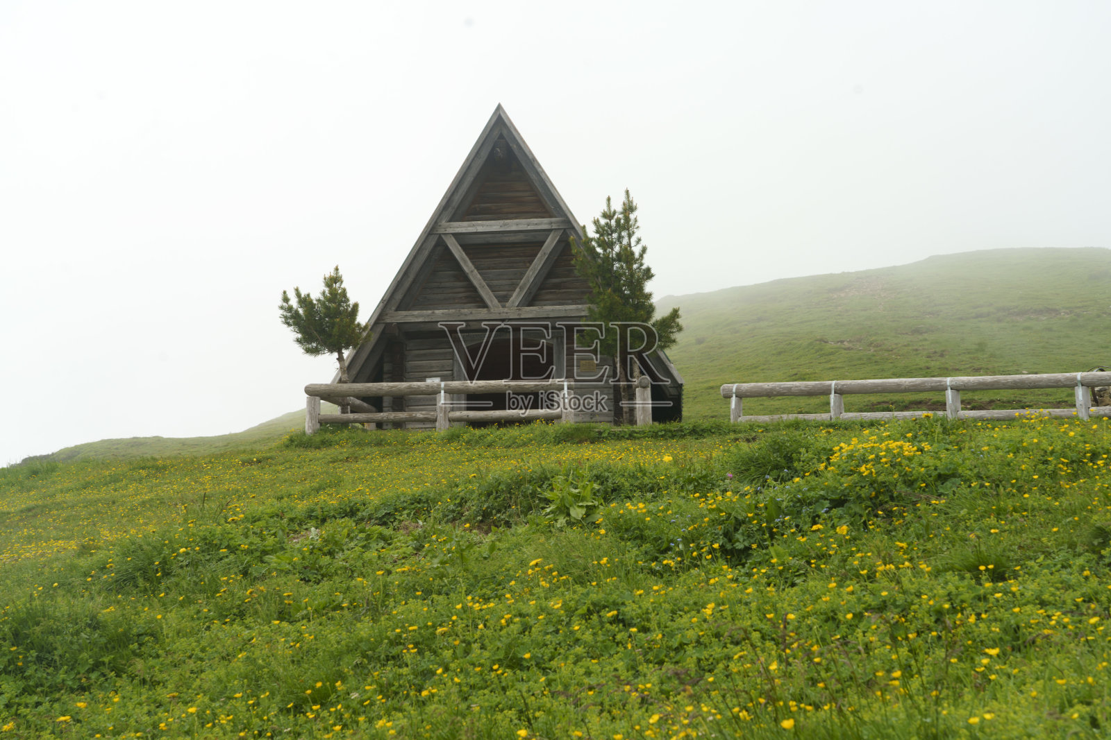 意大利威尼托Dolomites Giau山口顶部的小屋照片摄影图片