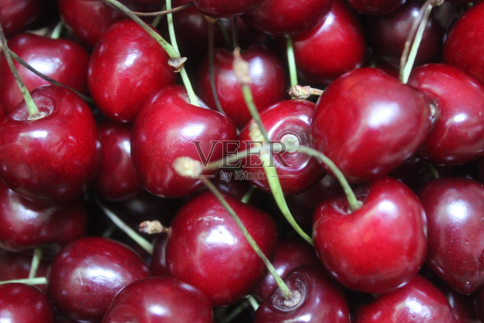 背景是市场上的樱桃照片摄影图片