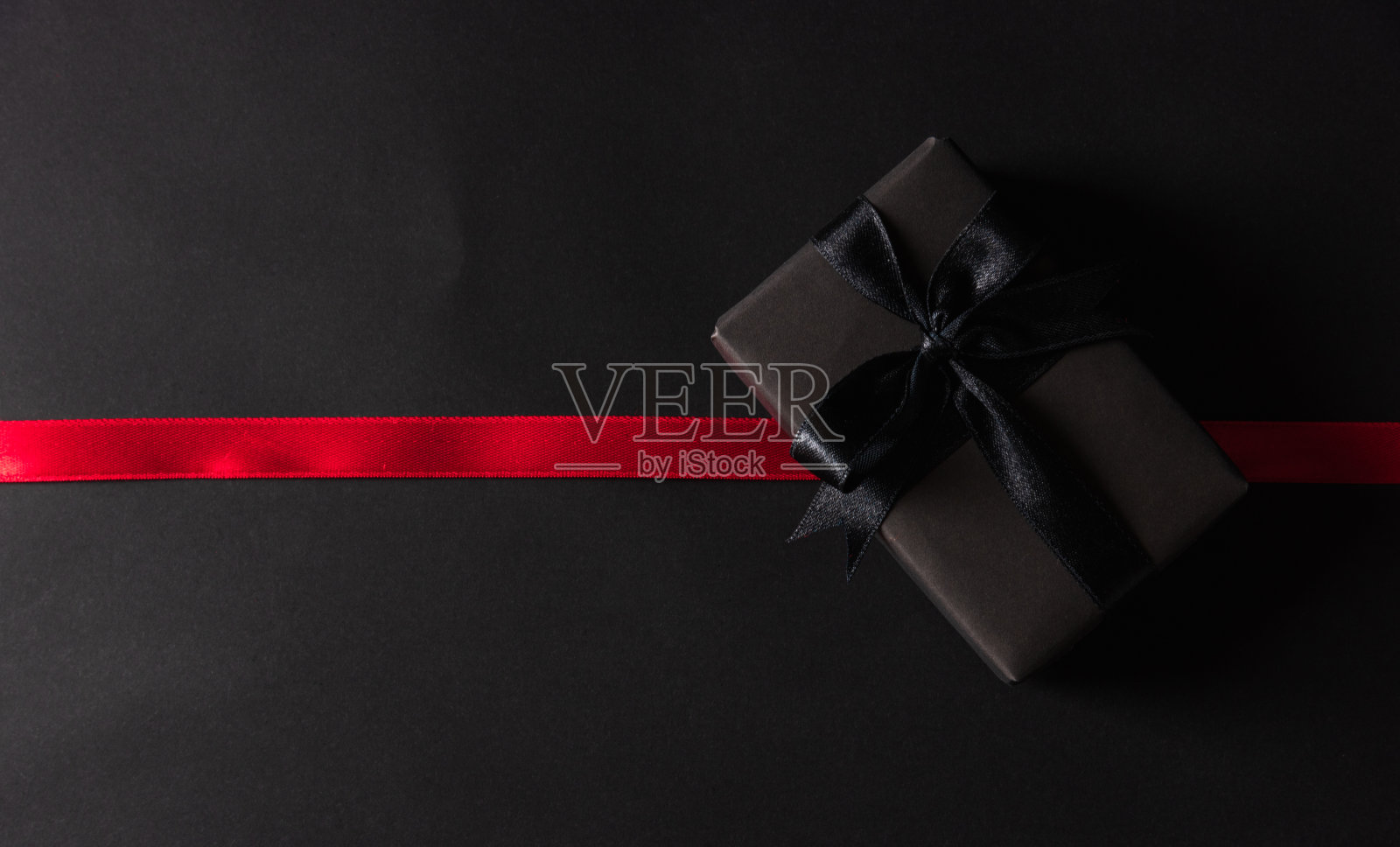 礼盒包装黑色纸和黑色蝴蝶结丝带压照片摄影图片