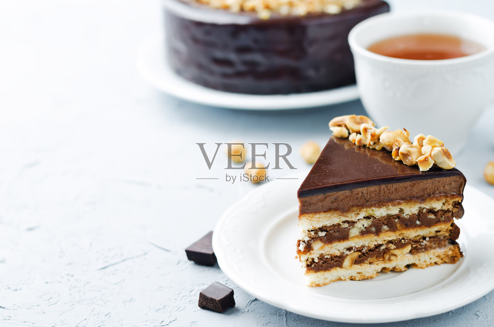 梅伦格榛子巧克力蛋糕在盘子里照片摄影图片