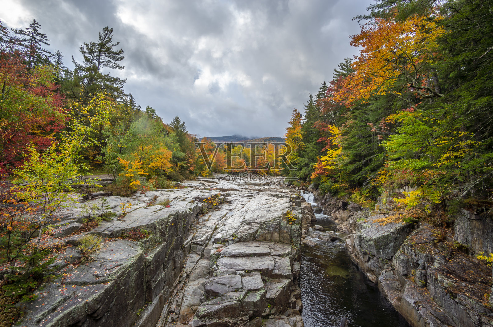 秋天在急流的河上照片摄影图片