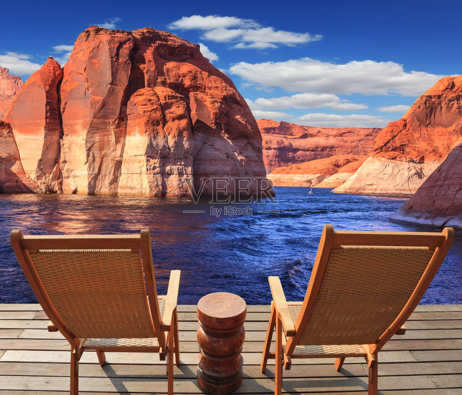 走到鲍威尔湖的船上照片摄影图片