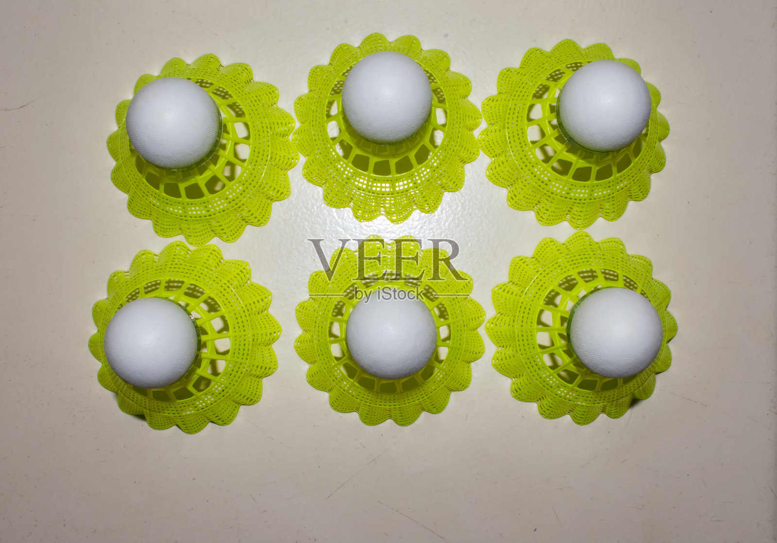 尼龙制成的黄色羽毛球近距离观看，看起来棒极了放在地板上的不同位置。照片摄影图片